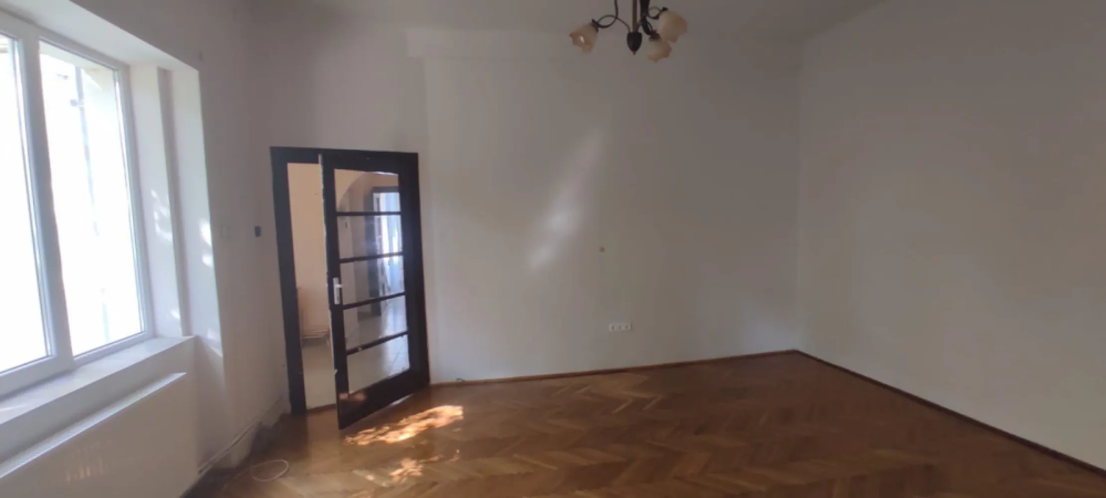 Apartament 3 camere Iuliu Maniu - Agentia Quantus Imobiliare va ofera spre vanzare apartament ultracentral zona Grand mall

Apartamentul are o suprafata de 80 m2 

Este situat la parter curte interioara acces separat , centrala termica , geamuri tamplarie PVC , parchet lemn masiv ,baie faianta- gresie, izolat exterior ,beci , loc de garaj in curte.

Pretul este de 82.000 euro usor negociabil 

Pentru mai multe informatii si pentru vizionare sunati la numerele de telefon 0756471661 Reka sau 0757679700 Nicu