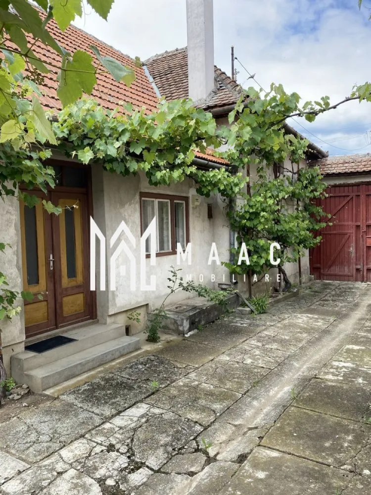 Casa 4 Camere | 1300 mp Teren | Miercurea Sibiului - MAAC Imobiliare vă propune spre vânzare o proprietate cu potențial, situată în Miercurea Sibiului. Ideală pentru o familie care își dorește spațiu generos și multiple posibilități de utilizare. Detalii proprietate: Suprafață totală teren: 1300 mp Proprietatea este compusă din 2 corpuri de clădire: Primul corp: 3 dormitoare și un hol Al doilea corp: bucătărie, dormitor, cămară și baie Pivniță: 16 mp situată sub primul corp de casă Anexe: Șură cu grajd și bucătărie de vară Spații de depozitare pentru lemne și adăpost pentru animale Utilități: Proprietatea este racordată la gaz În localitate se află în derulare lucrările pentru racordarea la apă și canalizare Avantaje: Suprafață generoasă de teren Compartimentare practică, cu spații utile pentru diverse activități gospodărești Zonă liniștită, cu acces rapid către centrul localității Pentru detalii suplimentare și programarea unei vizionări, vă invităm să ne contactați, menționând ID: CP2567276 }}