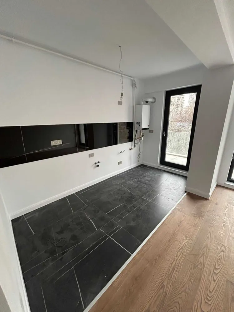 Ag BRASADAS închiriază apt 2 cam 2024 Casa Poporului. - De închiriat apartament 2 camere – Casa Poporului-Zona Justiției

Detalii apartament:
- Compartimentare: semidecomandat;
- Bucătărie deschisă;
- Living spațios;
- Dormitor;
- Baie cu cadă;
- Baie de serviciu;
- Balcon cu vedere panoramică;
- Aer condiționat și centrală proprie;
- Incalzire in pardoseala;

Facilități:

- Acces rapid la mijloace de transport în comun (tramvai, autobuz);
- Aproape de magazine, supermarketuri, cafenele si restaurante in proximitate;
- La 5 minute de Piața Unirii și Centrul Civic;
- La cativa pasi de instantele judecatoresti si alte institutii administrative;

Apartamentul este in curs de mobilare.

Garantie 1 luna. Pret chirie: 1200 euro

Pentru mai multe oferte accesați www.brasadas.com.