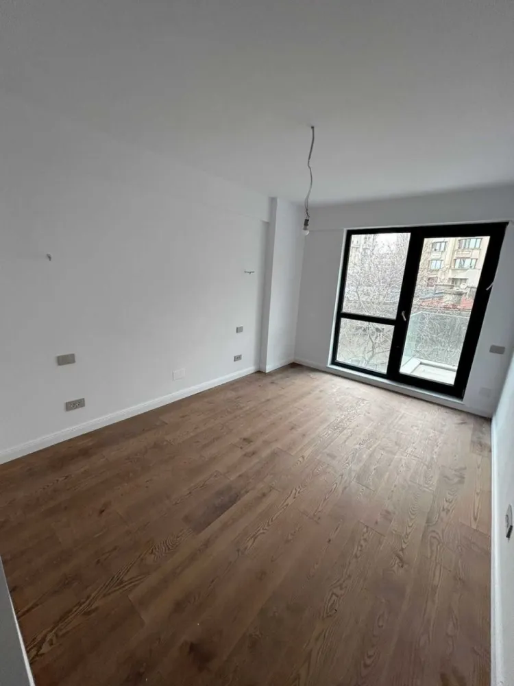 Ag BRASADAS închiriază apt 2 cam 2024 Casa Poporului. - De închiriat apartament 2 camere – Casa Poporului-Zona Justiției

Detalii apartament:
- Compartimentare: semidecomandat;
- Bucătărie deschisă;
- Living spațios;
- Dormitor;
- Baie cu cadă;
- Baie de serviciu;
- Balcon cu vedere panoramică;
- Aer condiționat și centrală proprie;
- Incalzire in pardoseala;

Facilități:

- Acces rapid la mijloace de transport în comun (tramvai, autobuz);
- Aproape de magazine, supermarketuri, cafenele si restaurante in proximitate;
- La 5 minute de Piața Unirii și Centrul Civic;
- La cativa pasi de instantele judecatoresti si alte institutii administrative;

Apartamentul este in curs de mobilare.

Garantie 1 luna. Pret chirie: 1200 euro

Pentru mai multe oferte accesați www.brasadas.com.