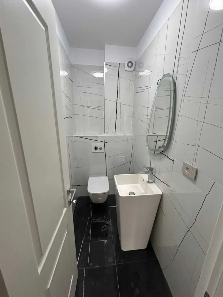 Ag BRASADAS închiriază apt 2 cam 2024 Casa Poporului. - De închiriat apartament 2 camere – Casa Poporului-Zona Justiției

Detalii apartament:
- Compartimentare: semidecomandat;
- Bucătărie deschisă;
- Living spațios;
- Dormitor;
- Baie cu cadă;
- Baie de serviciu;
- Balcon cu vedere panoramică;
- Aer condiționat și centrală proprie;
- Incalzire in pardoseala;

Facilități:

- Acces rapid la mijloace de transport în comun (tramvai, autobuz);
- Aproape de magazine, supermarketuri, cafenele si restaurante in proximitate;
- La 5 minute de Piața Unirii și Centrul Civic;
- La cativa pasi de instantele judecatoresti si alte institutii administrative;

Apartamentul este in curs de mobilare.

Garantie 1 luna. Pret chirie: 1200 euro

Pentru mai multe oferte accesați www.brasadas.com.
