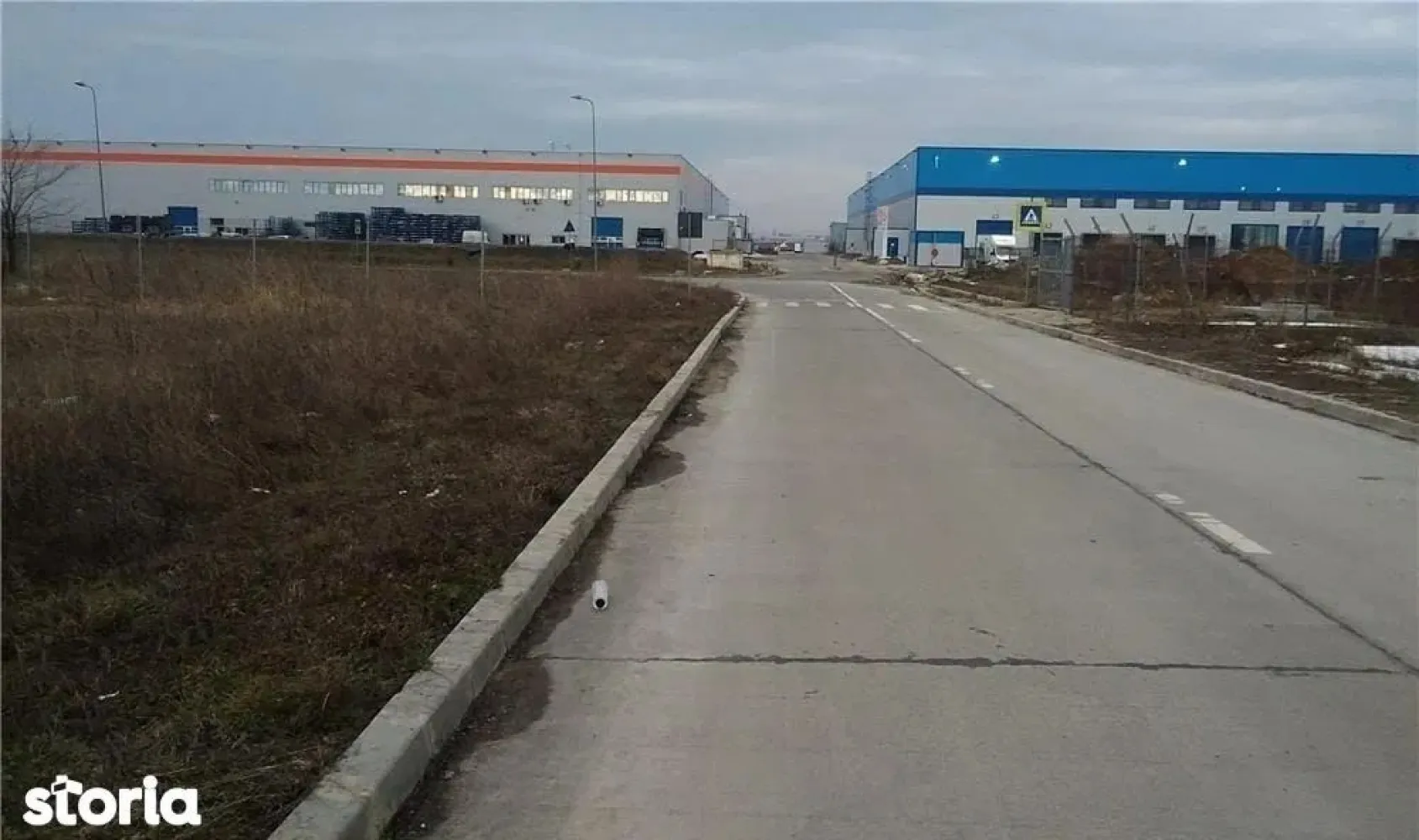 BRASADAS vinde teren 4.5h Popesti Leordeni A0 - DN4 - JUMBO. - Agentia BRASADAS vinde teren industrial in zona industriala Popesti-Leordeni la intersecția centurii A0 cu DN4 langa Depozitul Jumbo si Mega Image.

Terenul este in lot compact de 45.000mp si dezmembrat in 5 loturi a cate 9.000mp, fiecare cu deschidere de 15ml(600ml adancime). Frontul total este de 5 ori 15ml adică 75ml. Se vând 3, 4 sau toate cele 5 loturi. 

Terenurile au cadastru și sunt intabulate separat. Se pretează pentru construcții de hale pentru depozitare. Utilități în zona.

Pentru mai multe oferte accesați www.brasadas.com.
