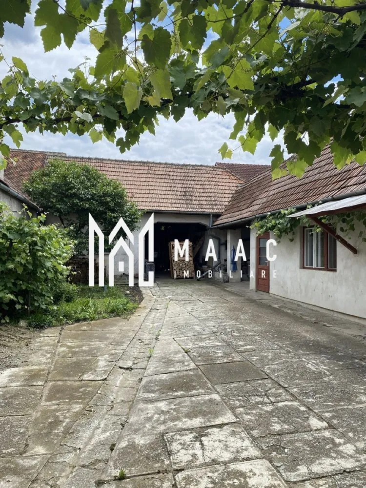 Casa 4 Camere | 1300 mp Teren | Miercurea Sibiului - MAAC Imobiliare vă propune spre vânzare o proprietate cu potențial, situată în Miercurea Sibiului. Ideală pentru o familie care își dorește spațiu generos și multiple posibilități de utilizare. Detalii proprietate: Suprafață totală teren: 1300 mp Proprietatea este compusă din 2 corpuri de clădire: Primul corp: 3 dormitoare și un hol Al doilea corp: bucătărie, dormitor, cămară și baie Pivniță: 16 mp situată sub primul corp de casă Anexe: Șură cu grajd și bucătărie de vară Spații de depozitare pentru lemne și adăpost pentru animale Utilități: Proprietatea este racordată la gaz În localitate se află în derulare lucrările pentru racordarea la apă și canalizare Avantaje: Suprafață generoasă de teren Compartimentare practică, cu spații utile pentru diverse activități gospodărești Zonă liniștită, cu acces rapid către centrul localității Pentru detalii suplimentare și programarea unei vizionări, vă invităm să ne contactați, menționând ID: CP2567276 }}