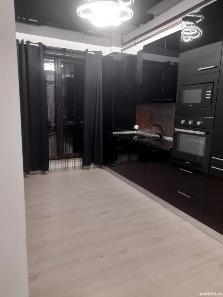 Ag. Eu. vinde Ap. 2 Cam 55 mp Et. 4/5 An 2019 Constanta Mamaia Nord Lidl - Agentia Europa vinde apartament cu o suprafata utila de 55 mp situat la etajul 4/5 intr-o constructie finalizata in anul 2019 in Mamaia nord zona Lidl.
Apartamentul este alcatuit din dormitor ,living cu bucatatie open space , terasa 15m . 
Apartamentl se vinde complet utilat si mobilat