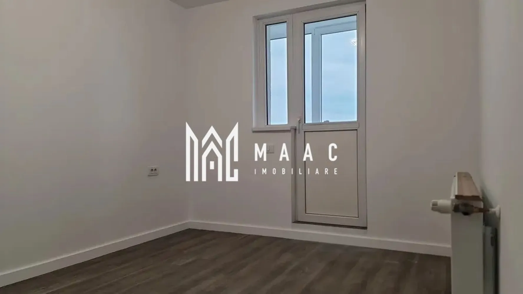 BLACK FRIDAY I Apartament 4 Camere I Decomandat I Renovat - BLACK FRIDAY - Profită de cea mai bună perioadă din an pentru a deveni proprietar! Reducere de 5.100 euro Pret vechi - 165.000 euro Pret promotional - 159.900 euro Se oferă spre vânzare un apartament cu 4 camere, decomandat, cu o suprafață utilă de 64 mp, situat la etajul 4 din 4, într-o zonă foarte căutată Constantin Noica aproape de magazine, școli și mijloace de transport. Apartamentul este renovat complet, se vinde nemobilat și neutilat, oferind astfel oportunitatea de a fi amenajat după gustul viitorului proprietar. Beneficiază de două balcoane și pivniță pentru spațiu de depozitare suplimentar. Compartimentare: ✔️ Living ✔️ 3 dormitoare ✔️ Bucătărie separată ✔️ Baie ✔️ Hol ✔️ 2 balcoane Caracteristici: 64 mp utili Etaj 4 din 4 Decomandat Renovare recentă Nemobilat și neutilat 2 balcoane Pivniță Zonă Mihai Viteazu – acces rapid către tot ce ai nevoie 📞 Pentru detalii suplimentare și programări la vizionare: ID: CP2566673 }}