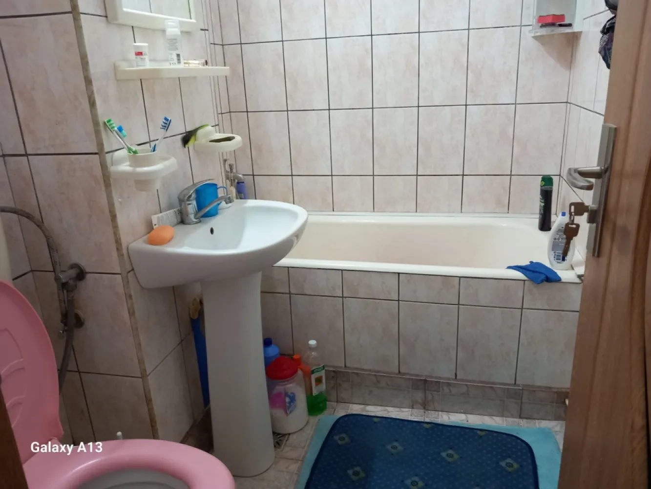 ageuropa.ro vinde ap 3 cam DECOMANDATE Etaj 3/4 in Soarelui. - Agenția EUROPA vinde apartament cu 3 camere DECOMANDATE situat la Etajul 3/4 in cartierul Soarelui.