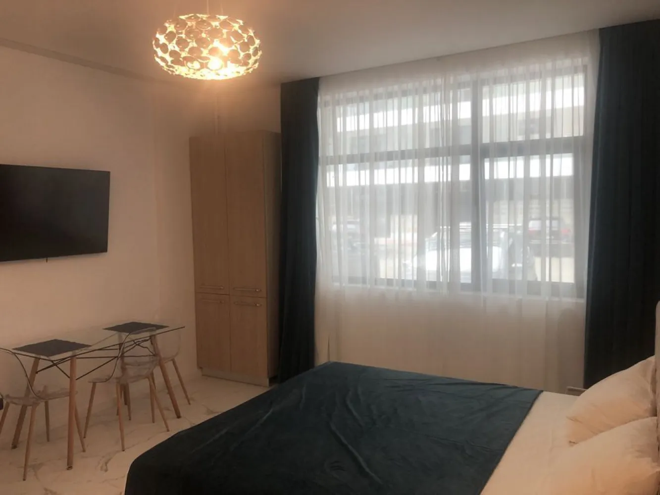 SEA ON Mamaia Nord - prima linie cu vedere la mare, zona exclusivista - ANSAMBLUL REZIDENTIAL "SEA ON MAMAIA" – Mamaia Nord- Năvodari Constanta , primul rand la mare, lângă Nordis Mamaia. Ideal investiție Oportunitate .STUDIO NOU RECEPTIONAT, Bloc 2, PARTER/10, cu vedere pe sud.
VANZARE DIRECT DE LA PROPRIETAR.
Studio: camera de zi, chicineta, baie, hol, MOBILAT UTILAT COMPLET: Tv Samsung Smart , masina de spălat cu uscător , plita pe inducție , frigider incorporabil, cuptor cu microunde. Toate aceste produse sunt noi.
Facilitati: centrala proprie marca Vaillant cu pornire de la distanta prin internet-sistem Smart Home, incalzire in pardoseala Uponor, aer conditionat Daikin inclus, gaze, aparate de contorizare separată a consumului de apă, de energie electrică şi gaze, instalaţii: electrice (inclusiv pentru curenţii slabi) Schneider, Legrand si Gewiss, termice Uponor, sanitare Grohe si Kludi,tâmplărie exterioară din aluminiu Schuco, interfon, lift marca Schindler.Avand in vedere locatia deosebita, linistea, calitatea si confortul oferit acesta proprietate este cu siguranta una din primele optiuni rezidentiale aflate in zona. Acces rapid la toate punctele „fierbinţi” din Mamaia Nord: Loft, Crazy Beach, Fratelli Beach&Club, Breeze, Resort Phoenicia ,complexul este totuşi amplasat optim, fiind ferit de agitaţie şi zgomot, asftel încât să vă bucuraţi de o experienţă cât mai relaxantă la malul mării. Studioul nu are BALCON