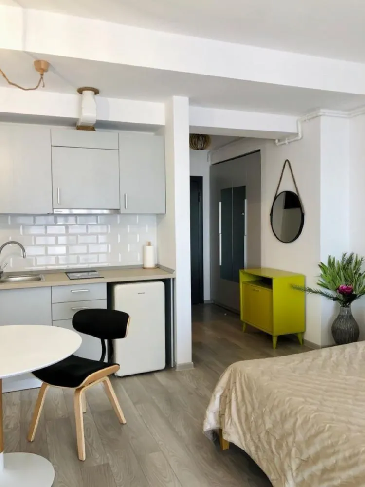 Vand Studio Casa del Mar Mamaia - Vand studio modern in ansamblul rezidential Casa Del Mar, Mamaia.

Detalii despre imbobil:
- se afla la etajul 8, cu suprafata totala 42mp, terasa foarte generoasa de 9mp
- dispune de sistem smart home (functionalitatile apartamentului pot fi gestionate din telefon sau panou centralizator), finisaje de calitate, incalzire in pardoseala, utilitati complete (gaze, electricitate, apa)
- Design interior complet echipat cu mobila Mobexpert (bucatarie, baie, dormitor)
- este izolat fonic, amplasat optim, ferit se agitatie si zgomot
- are vedere frontala catre lac si catre mare
- se afla la 2 minute pe jos de plaja din Mamaia Nord
- se afla la 5 minute pe jos de zona animata si comerciala din Mamaia Nord (Loft, Crazy Beach, Fratelli Beach&Club, Breeze, etc)

Imobilul se vinde in varianta complet mobilata si utilata conform pozelor.

Imobilul poate fi imediat locuibil si utilizat, fie in scop comercial sau personal.

Va rugam sa ne contactati pentru mai multe detalii.