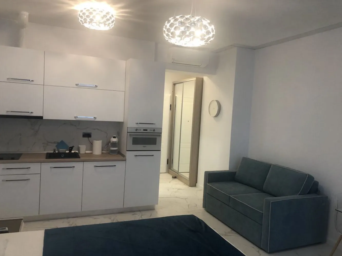 SEA ON Mamaia Nord - prima linie cu vedere la mare, zona exclusivista - ANSAMBLUL REZIDENTIAL "SEA ON MAMAIA" – Mamaia Nord- Năvodari Constanta , primul rand la mare, lângă Nordis Mamaia. Ideal investiție Oportunitate .STUDIO NOU RECEPTIONAT, Bloc 2, PARTER/10, cu vedere pe sud.
VANZARE DIRECT DE LA PROPRIETAR.
Studio: camera de zi, chicineta, baie, hol, MOBILAT UTILAT COMPLET: Tv Samsung Smart , masina de spălat cu uscător , plita pe inducție , frigider incorporabil, cuptor cu microunde. Toate aceste produse sunt noi.
Facilitati: centrala proprie marca Vaillant cu pornire de la distanta prin internet-sistem Smart Home, incalzire in pardoseala Uponor, aer conditionat Daikin inclus, gaze, aparate de contorizare separată a consumului de apă, de energie electrică şi gaze, instalaţii: electrice (inclusiv pentru curenţii slabi) Schneider, Legrand si Gewiss, termice Uponor, sanitare Grohe si Kludi,tâmplărie exterioară din aluminiu Schuco, interfon, lift marca Schindler.Avand in vedere locatia deosebita, linistea, calitatea si confortul oferit acesta proprietate este cu siguranta una din primele optiuni rezidentiale aflate in zona. Acces rapid la toate punctele „fierbinţi” din Mamaia Nord: Loft, Crazy Beach, Fratelli Beach&Club, Breeze, Resort Phoenicia ,complexul este totuşi amplasat optim, fiind ferit de agitaţie şi zgomot, asftel încât să vă bucuraţi de o experienţă cât mai relaxantă la malul mării. Studioul nu are BALCON