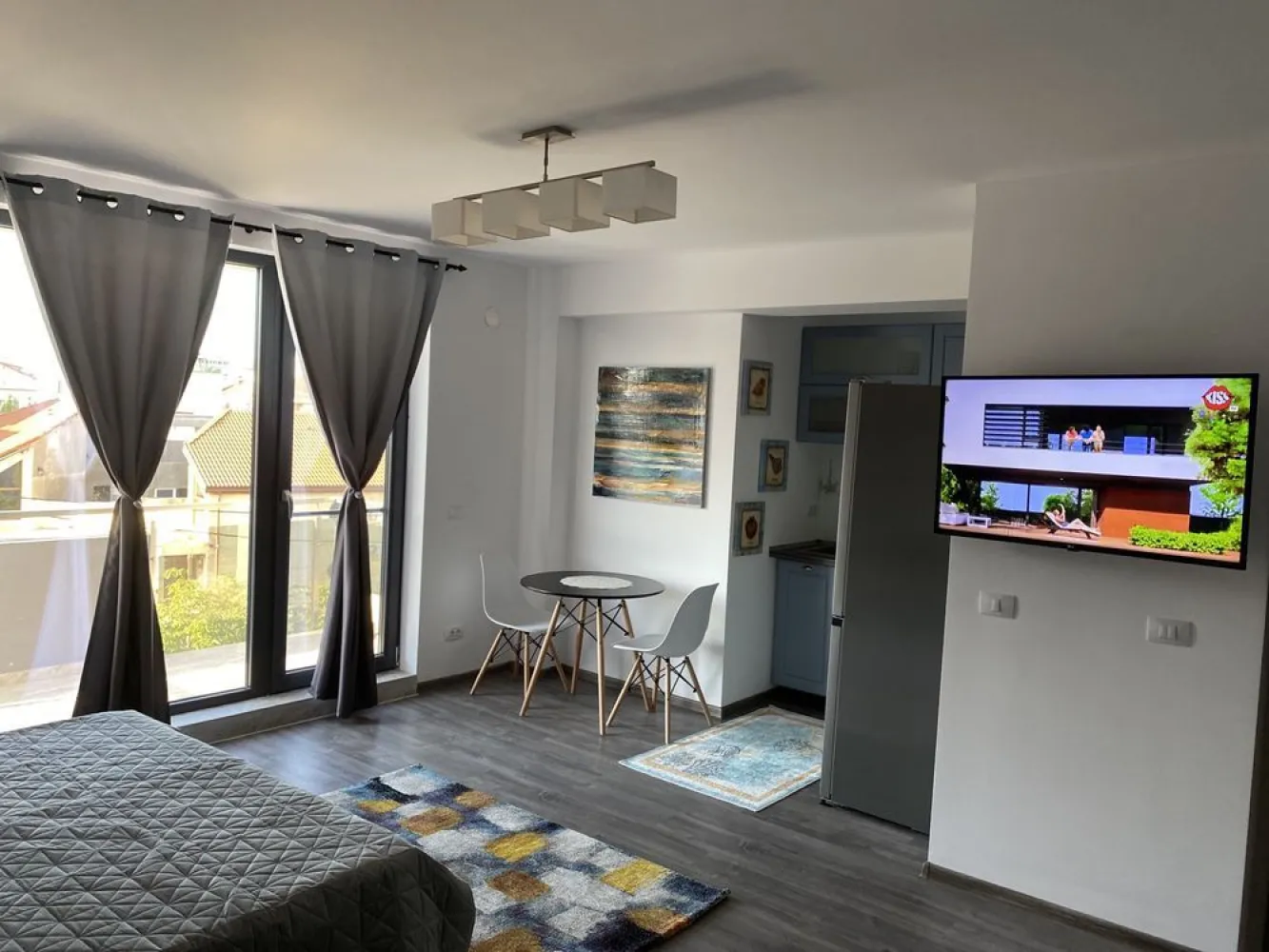 Studio Mamaia Nord - Studio Mamaia Nord pe partea cu marea, an constructie 2021, persoana fizica, complet mobilat si utilat, se vinde ca in poze, bloc nou cu doar 11 apartamente, utilitati cu contract individual direct la furnizori, centrala independenta pe gaz, aer conditionat, aparataj electric modular model Gewis, tamplarie PVC Salamander, interfon, suprafata totala 71,4 mp din care terasa+balcon 40,1 mp, parcare proprietate privata in curtea imobilului, distanta fata de mare aprox 250 m, in imediata vecinatate se afla complexul Alezzi, Lidl, plaja Kazebo.