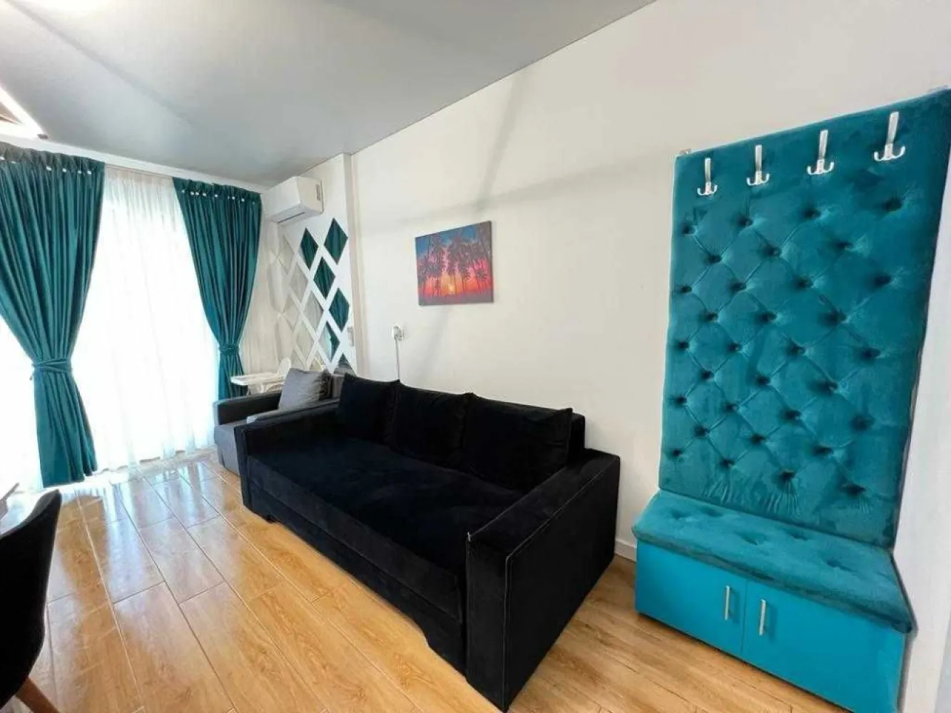 Vand apartament cu vedere la mare- Mamaia Nord - PROPRIETAR
Imobil achizitinat pe societate
Posibilitate de rate la dezvoltator, un an și jumătate
Accept prin credit bancar
Posbilitate achizitionare loc de parcare subteran (15.000 euro, tva inclus)

De vanzare- apartament situata in zona Mamaia Nord-Complex Signature Promenada.
Apartamentul este situat la etajul 1 intr-un bloc finalizat in anul 2022, primul rand la mare, dispune de o suprafata de 50.4 mp utili, structurata si impartita foarte eficient pentru a satisface toate nevoile unei sederi atat in sezonul estival cat si in extra sezon.
Se vinde mobilata si utilata de lux
• Nr. camere:2
• Suprafaţă utilă 50.4mp
• Compartimentare:decomandat
• Confort:lux
• Etaj:Etaj 1 / 8
• Nr. bucătării:1 (open space)
• Nr. băi:1
• An construcţie:2022 -finalizat
• Structură rezistenţă:beton
• Tip imobil:bloc de apartamente
• Regim înălţime:P+8E
• Nr. balcoane:1 (apartamentul are iesire in balcon atat din living cat si din dormitor)

UTILITĂȚI
• Utilitati generale: Curent, Apa, Canalizare, Gaz
• Sistem incalzire: Centrala proprie
• Acces internet: Fibra optica

FINISAJE
• Ferestre cu geam termopan: PVC
• Stare interior: Renovat
• Usi interior: Celulare
• Usa intrare: Metal
• Izolatii termice: Exterior
• Podele: Gresie, Parchet
• Pereti: Faianta, Vopsea lavabila

- Incalzire in pardoseala, centrala proprie Vaillant+ termostat reglare temperatura
-Aer conditionat Daikin
-TV -Smart - Samsung
-Tavan barrisol- Alb mat
-Corpuri iluminat -led
-Mobila MDF alb lucioa
-Masina de spalat automata -Arctic
-Plita electrica
-Cuptor cu microunde
-Espressor de cafea
-Bucatarie complet echipata
-Fotoliu extensibil
-Canapea extensibila (saltea relaxa)
-Frigider
-Pat matrimonial tapitat (piele)

-Blocul detine plaja privata cu spatiu de joaca pentru copii si un lobby pentru parinti
-Piscina pe plaja
-Plaja pentru adulti
-Restaurant la parterul blocului

Acte la zi