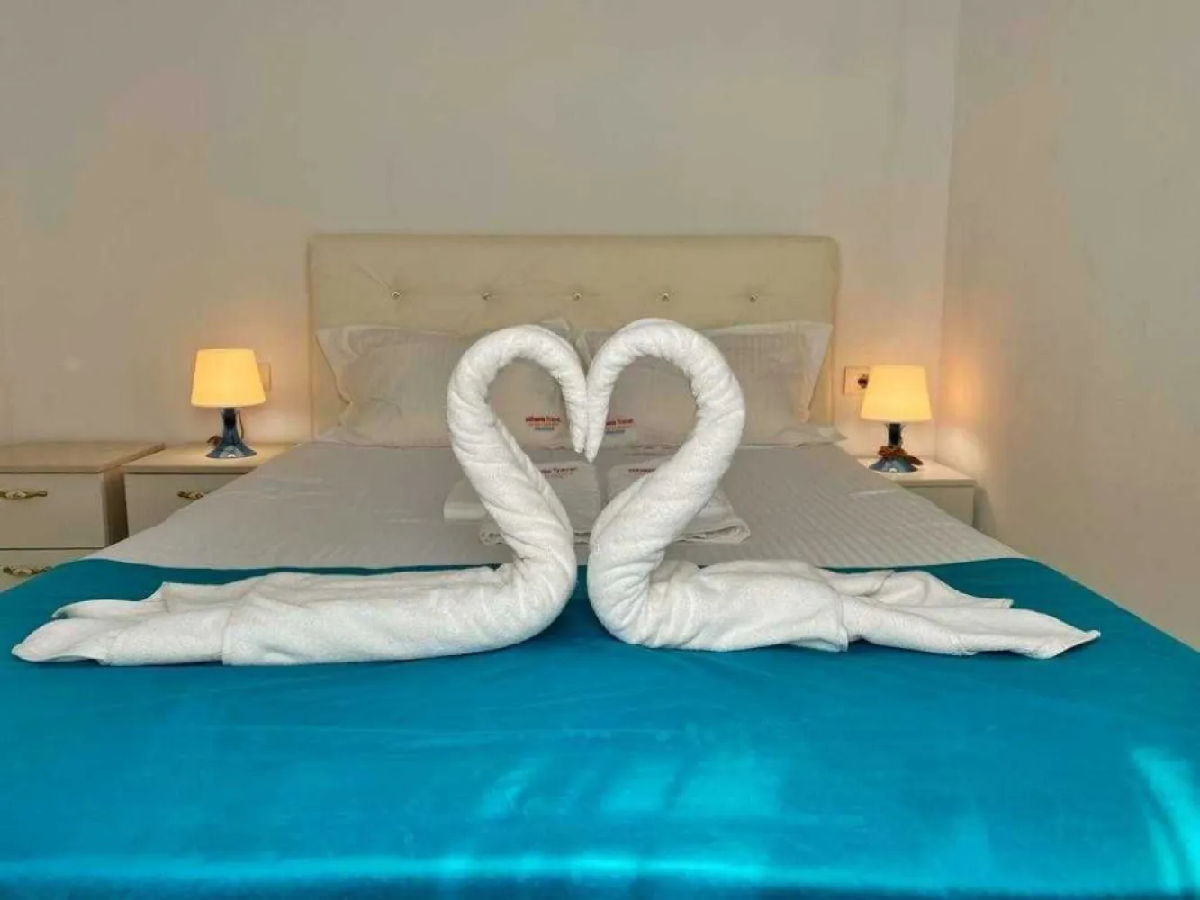 Vand apartament cu vedere la mare- Mamaia Nord - PROPRIETAR
Imobil achizitinat pe societate
Posibilitate de rate la dezvoltator, un an și jumătate
Accept prin credit bancar
Posbilitate achizitionare loc de parcare subteran (15.000 euro, tva inclus)

De vanzare- apartament situata in zona Mamaia Nord-Complex Signature Promenada.
Apartamentul este situat la etajul 1 intr-un bloc finalizat in anul 2022, primul rand la mare, dispune de o suprafata de 50.4 mp utili, structurata si impartita foarte eficient pentru a satisface toate nevoile unei sederi atat in sezonul estival cat si in extra sezon.
Se vinde mobilata si utilata de lux
• Nr. camere:2
• Suprafaţă utilă 50.4mp
• Compartimentare:decomandat
• Confort:lux
• Etaj:Etaj 1 / 8
• Nr. bucătării:1 (open space)
• Nr. băi:1
• An construcţie:2022 -finalizat
• Structură rezistenţă:beton
• Tip imobil:bloc de apartamente
• Regim înălţime:P+8E
• Nr. balcoane:1 (apartamentul are iesire in balcon atat din living cat si din dormitor)

UTILITĂȚI
• Utilitati generale: Curent, Apa, Canalizare, Gaz
• Sistem incalzire: Centrala proprie
• Acces internet: Fibra optica

FINISAJE
• Ferestre cu geam termopan: PVC
• Stare interior: Renovat
• Usi interior: Celulare
• Usa intrare: Metal
• Izolatii termice: Exterior
• Podele: Gresie, Parchet
• Pereti: Faianta, Vopsea lavabila

- Incalzire in pardoseala, centrala proprie Vaillant+ termostat reglare temperatura
-Aer conditionat Daikin
-TV -Smart - Samsung
-Tavan barrisol- Alb mat
-Corpuri iluminat -led
-Mobila MDF alb lucioa
-Masina de spalat automata -Arctic
-Plita electrica
-Cuptor cu microunde
-Espressor de cafea
-Bucatarie complet echipata
-Fotoliu extensibil
-Canapea extensibila (saltea relaxa)
-Frigider
-Pat matrimonial tapitat (piele)

-Blocul detine plaja privata cu spatiu de joaca pentru copii si un lobby pentru parinti
-Piscina pe plaja
-Plaja pentru adulti
-Restaurant la parterul blocului

Acte la zi