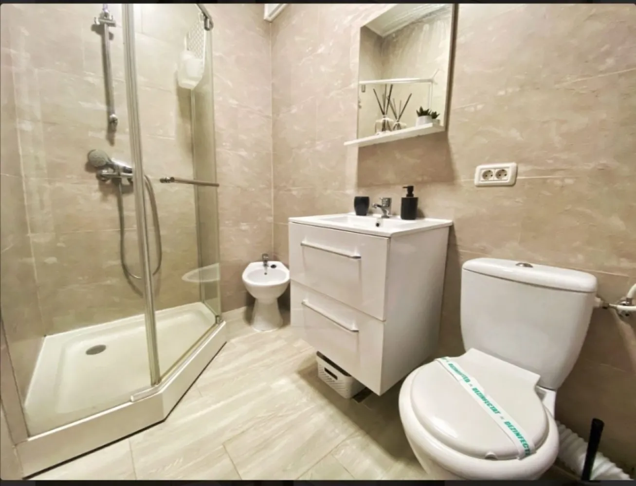 Vând studio la promenadă - Vând garsonieră tip studio la malul mării, in Mamaia Nord, în zona Papaya, mobilată si utilată cu: centrala pe gaz, aer condiționat, frigider, plită inductie, mașina de spălat rufe... etc
Garsoniera are cadastru si intabulare, se afla la 30m de plaja si 200 m de Lidl, langa Allezzi Infinity, pe o strada asfaltată, intr-un imobil de 5 etaje, cu lift. Garsoniera are o terasă generoasă cu vedere laterală spre mare. Utilitățile sunt pe persoana fizică si are asociatie de proprietari, ceea ce e un mare avantaj. Este o investiție pentru cei care doresc s o inchirieze in regim hotelier.