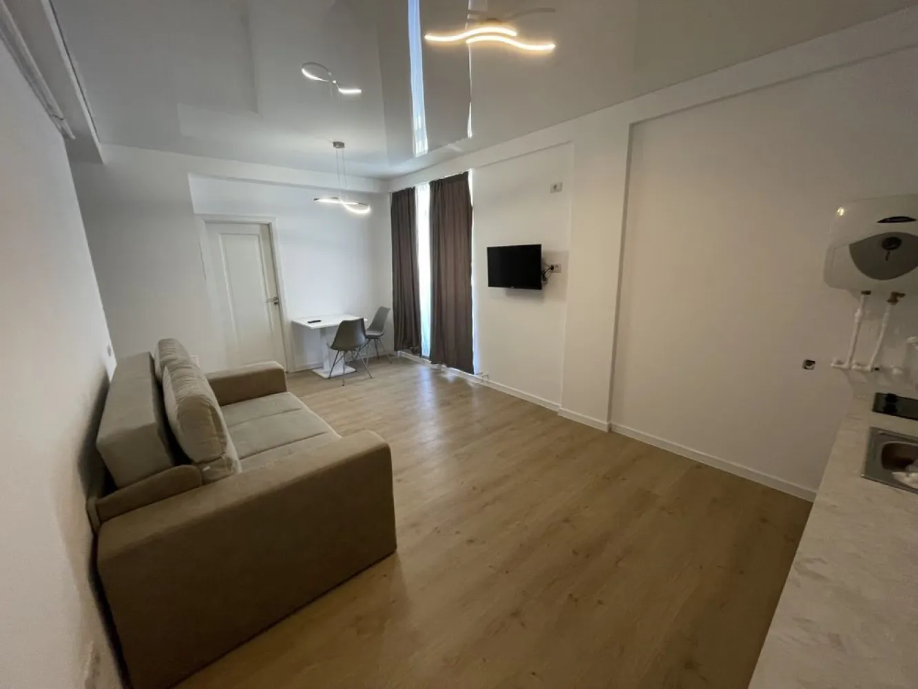 Apartament 2 camere lidl navodari mamaia nord - Lift. Parcari suficiente. Peste strada de lidl navodari. Apa, canal , gaze. Curent . Incalzire. 40 mp.+ 10 mp balcon. Totul nou.schimb variante imobiliare bucuresti