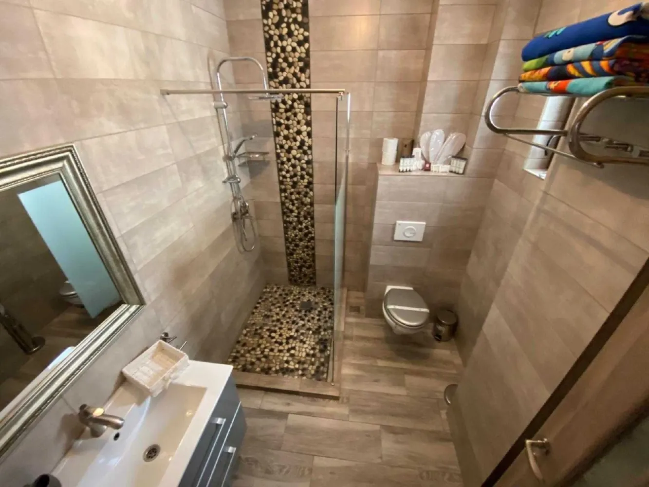 apartament la malul marii - Apartament 2 camere la 30 m de plaja , cu vedere frontala la mare, etaj 1, complet mobilat ,usor negociabil ,se vinde urgent ,direct propietar