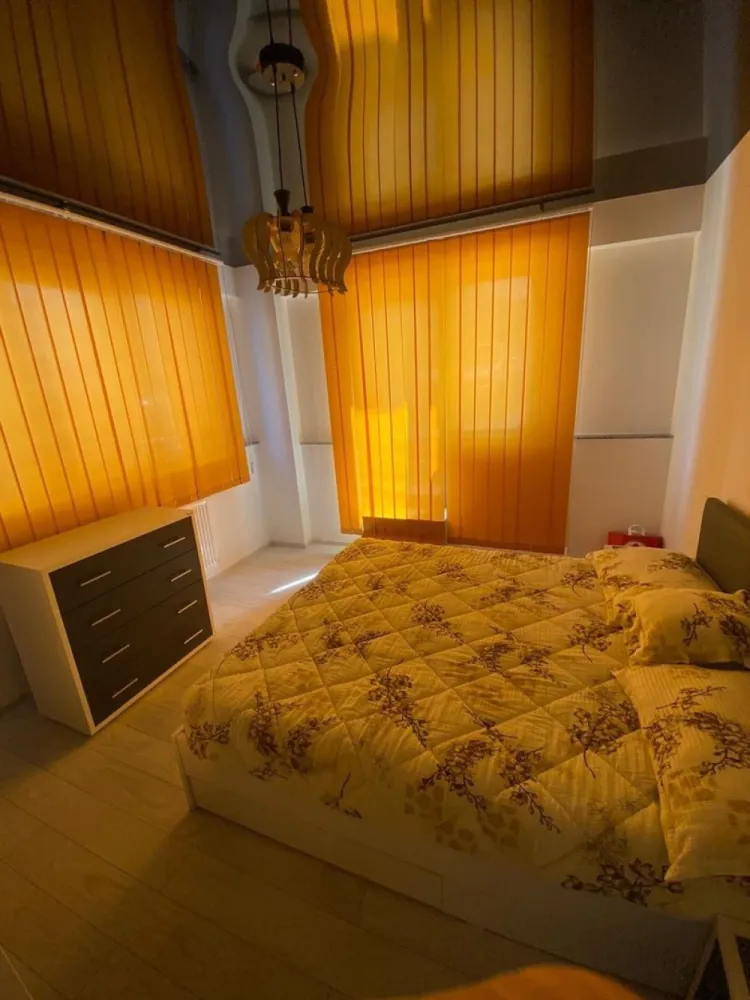Apartament mamai sat 45m2 - Vand apartament mamaia sat la 2 minute de mers pe jos de mare. Apartament nou, nelocuit. Nu a fost dat nici in chirie niciodata. Apartamentul este compus din dormitor, living si bucatarie open space si baie.+loc de parcare daca se doreste contracost. Apartamentul se vinde mobilat exact cum se vede in poze.