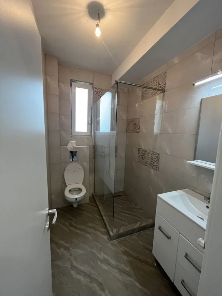 Apartament doua camere Mamaia nord - Vând apartament doua camere zona Mamaia Nord, racordat la utilități, suprafata construită 53mp, suprafata utila 46mp, aer Conditionat montat, mobila de Bucătărie și hol incluse in preț, este situat pe partea cu marea și la aproximativ 350m de faleza