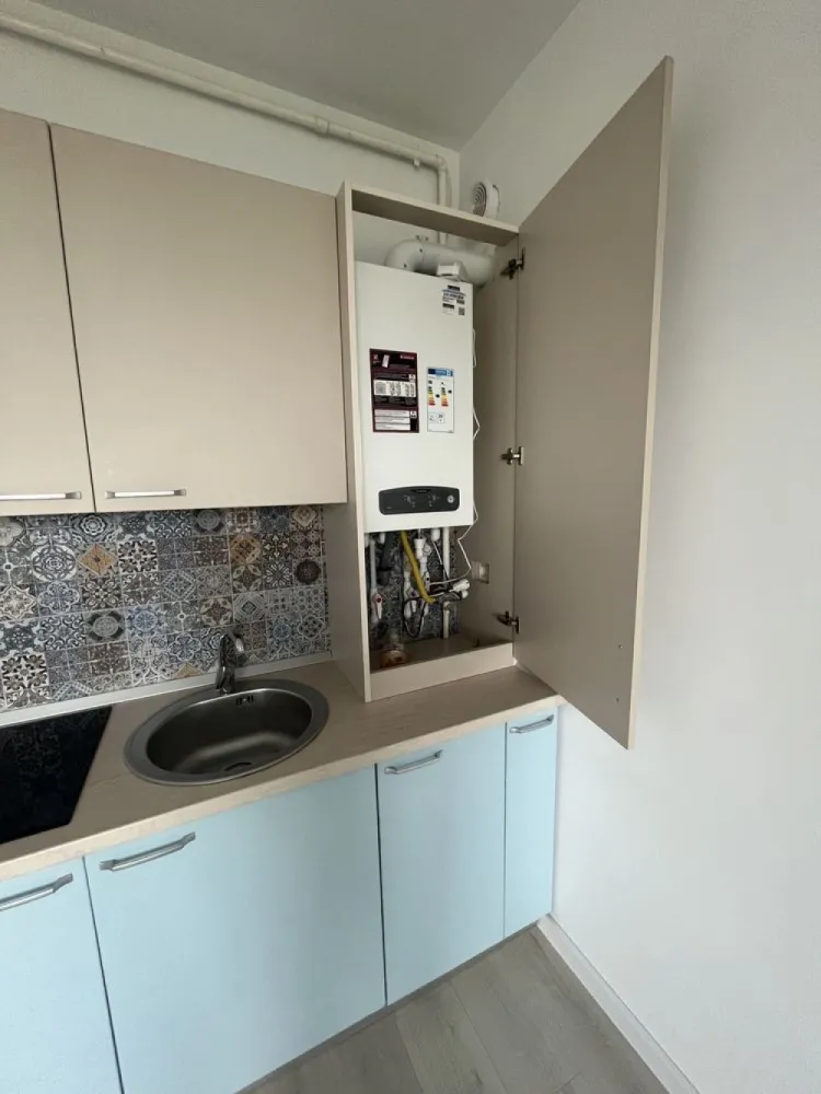 Apartament doua camere Mamaia nord - Vând apartament doua camere zona Mamaia Nord, racordat la utilități, suprafata construită 53mp, suprafata utila 46mp, aer Conditionat montat, mobila de Bucătărie și hol incluse in preț, este situat pe partea cu marea și la aproximativ 350m de faleza