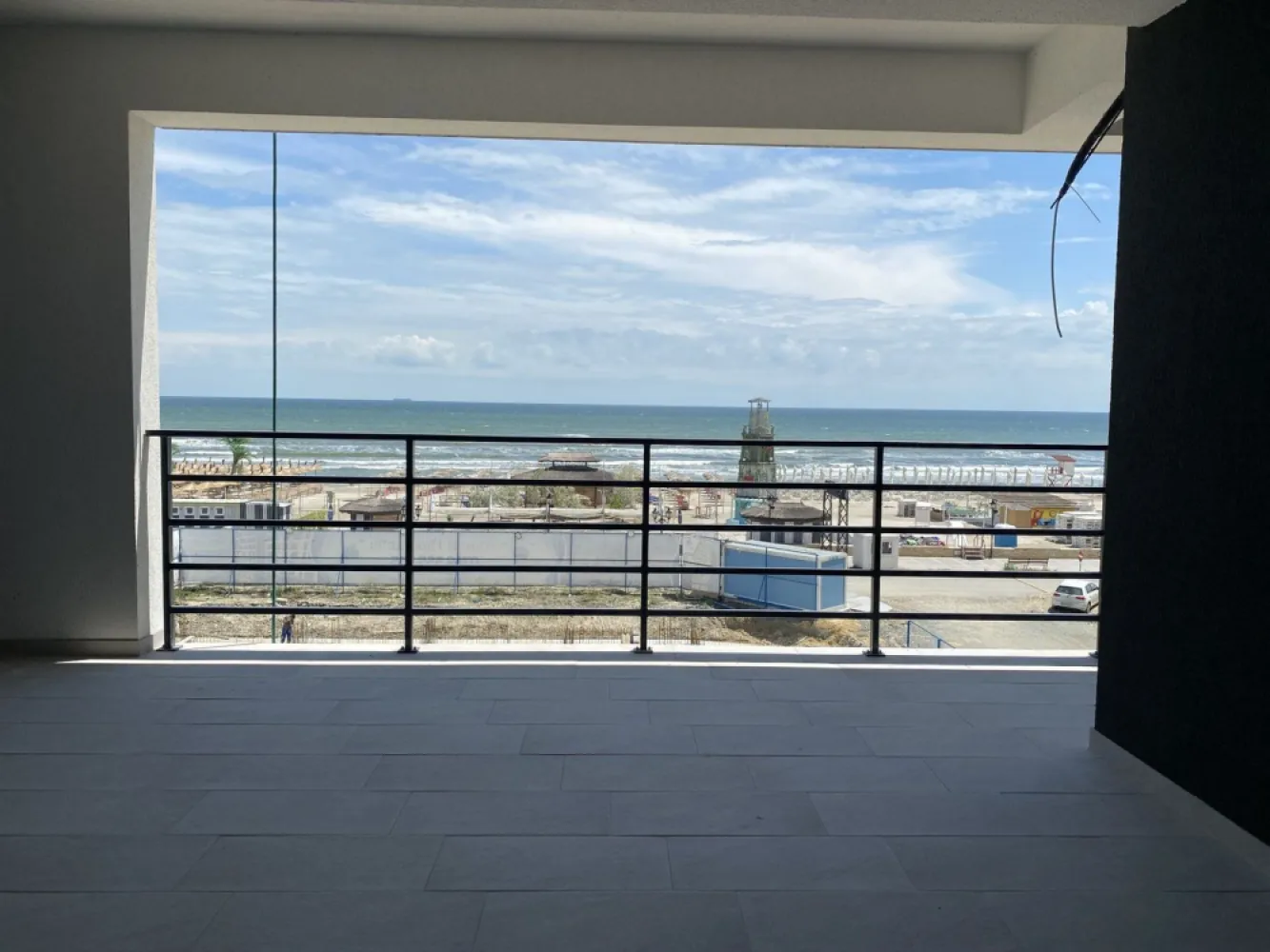 Ag. Eu. vinde Ap. 2 Cam 63 mp Et. 1 Constanta-Mamaia Nord - Agentia Europa vinde apartamentele "la gata" situate in Mamaia Nord, la 30 m de Promenda si plaja D8 , se predau cu urmatoarele dotari:
Imobil conectat la toate utilitatile: 
-apa/canalizare publica 
-current electric 
- Centrala termica individuala in condensatie (gaze)
*pardoseli casa scarii din granit
*lift Schindler 8 persoane ( cu functie : coborare la prima statie in caz de pana curent ) 
*inaltime camere 2.70-2.75
* Usa de intrare Megadoors Prestige 
*Usi interioare Porta Doors Decor sau Vector 
*Geamuri gri antracit Salamander cu geam tripan 4 seasons float,
*bai complet utilate
pardoseli din gresie portelanata , vas WC suspendat , cabina de dus sau sistem walk-in
*glafuri din granit
*balcoane, logii largi
+locuri de parcare disponibile
Preturi incepand de la 80000 euro +tva