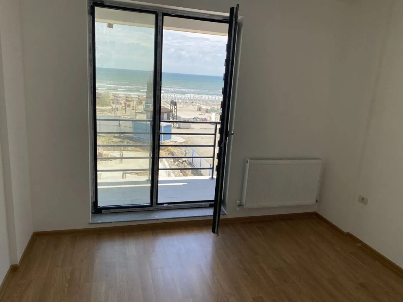 Ag. Eu. vinde Ap. 2 Cam 63 mp Et. 1 Constanta-Mamaia Nord - Agentia Europa vinde apartamentele "la gata" situate in Mamaia Nord, la 30 m de Promenda si plaja D8 , se predau cu urmatoarele dotari:
Imobil conectat la toate utilitatile: 
-apa/canalizare publica 
-current electric 
- Centrala termica individuala in condensatie (gaze)
*pardoseli casa scarii din granit
*lift Schindler 8 persoane ( cu functie : coborare la prima statie in caz de pana curent ) 
*inaltime camere 2.70-2.75
* Usa de intrare Megadoors Prestige 
*Usi interioare Porta Doors Decor sau Vector 
*Geamuri gri antracit Salamander cu geam tripan 4 seasons float,
*bai complet utilate
pardoseli din gresie portelanata , vas WC suspendat , cabina de dus sau sistem walk-in
*glafuri din granit
*balcoane, logii largi
+locuri de parcare disponibile
Preturi incepand de la 80000 euro +tva