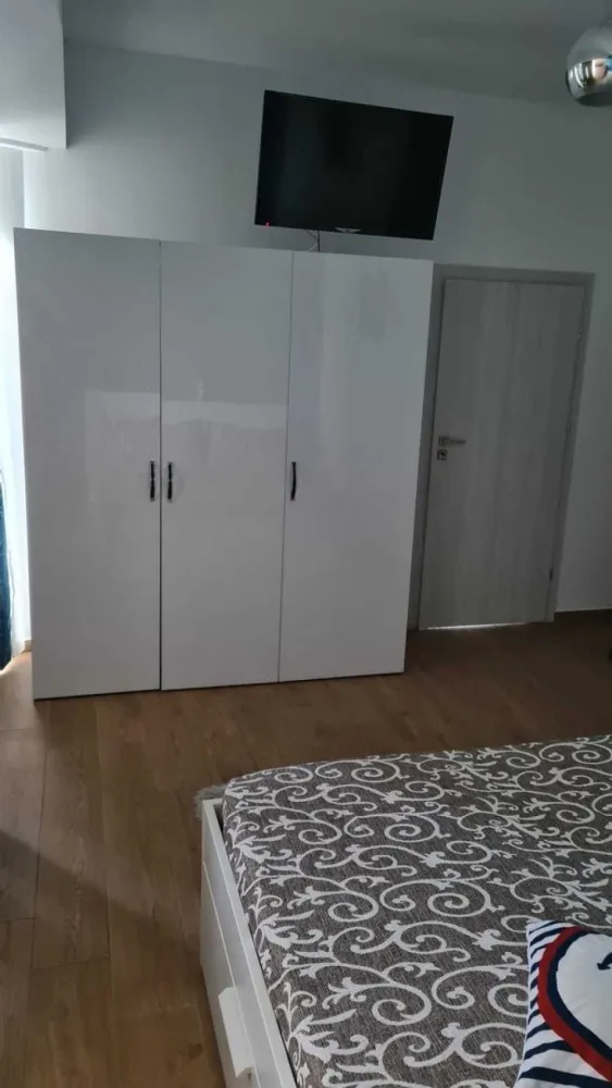 Vand apartament 2 camere decomandate in Mamaia Nord, Navodari - Vand apartament in Mamaia nord ,Navodari, langa cluburi, situat in Twin Residence,vis a vis de Hotel Opera, cu o suprafata utila de 40 m2, compus din:
1 living open space, bucataria integrata in mobilier
1 dormitor
Hol
Baie
Balcon
Constructie noua et 1 situat in villa nr 2 str Lotus, prezinta parcare privata, acces pe baza cartelei, pt mai multe detalii contactati-ma la nr de tel 07******89.