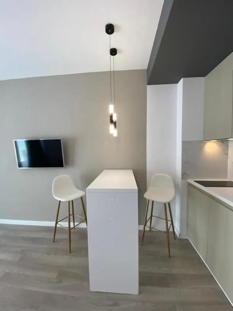 Direct Dezvoltator Promotie Studio 53 mp Comision 0% Mamaia Nord Casa del Mar - Direct Dezvoltator pune la vanzare tip 2 Camere cu o suprafata utila totala de 83 mp dintre care o terasa spatioasa de 17 mp , cu disponibilitati pe fiecare etaj avand preturi diferite . 
Apartamentul este situat intr-un ansamblu construit in anul 2022 fiind compus din 9 etaje .
Pret. parter- 79.000 Euro +TVA
Etaje superioare 115.350 Euro +TVA
 
Cu acces rapid la toate punctele „fierbinți” din Mamaia Nord: Nuba Beach Club, LOFT, Crazy Beach, Fratelli Beach & Club, Breeze, complexul este totuși amplasat optim, fiind ferit de agitație și zgomot, astfel încât să te bucuri de o experiență cât mai relaxantă la malul mării. Apartamentele din Casa del Mar sunt variate, astfel vei putea găsi cu ușurință cea mai bună opțiune pentru tine și familia ta: studiouri și apartamente cu 2 și 3 camere
-Terase generoase ondulate cu spaţii vitrate largi şi vedere către mare;-
Sistem smart house optional;
-Jaluzeleelectrice;
-Centrală termică pe gaz
- 2 băi;
-Parcare subterană şi exterioară;
-Curte comuna generoasa;
-Incălzire înpardoseala și fatad aventilată în blocurile de pe malul marii;
-Piscina in curs de executie.
TERMEN MAXIM FINALIZARE FAZE ALE ANSAMBLULUI 
TERMEN MAXIM FINALIZARE 
Bloc A – Finalizat 2022; 
Bloc B – Finalizat 2020; 
Bloc C – Decembrie 2023; 
Bloc E – Finalizat 2022; 
Bloc F – Martie 2024;