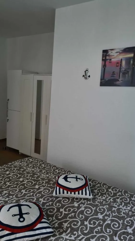 Vand apartament 2 camere decomandate in Mamaia Nord, Navodari - Vand apartament in Mamaia nord ,Navodari, langa cluburi, situat in Twin Residence,vis a vis de Hotel Opera, cu o suprafata utila de 40 m2, compus din:
1 living open space, bucataria integrata in mobilier
1 dormitor
Hol
Baie
Balcon
Constructie noua et 1 situat in villa nr 2 str Lotus, prezinta parcare privata, acces pe baza cartelei, pt mai multe detalii contactati-ma la nr de tel 07******89.