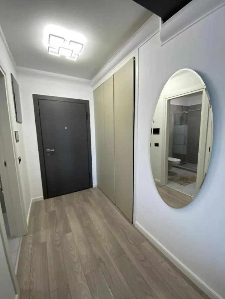 Direct Dezvoltator Promotie Studio 53 mp Comision 0% Mamaia Nord Casa del Mar - Direct Dezvoltator pune la vanzare tip 2 Camere cu o suprafata utila totala de 83 mp dintre care o terasa spatioasa de 17 mp , cu disponibilitati pe fiecare etaj avand preturi diferite . 
Apartamentul este situat intr-un ansamblu construit in anul 2022 fiind compus din 9 etaje .
Pret. parter- 79.000 Euro +TVA
Etaje superioare 115.350 Euro +TVA
 
Cu acces rapid la toate punctele „fierbinți” din Mamaia Nord: Nuba Beach Club, LOFT, Crazy Beach, Fratelli Beach & Club, Breeze, complexul este totuși amplasat optim, fiind ferit de agitație și zgomot, astfel încât să te bucuri de o experiență cât mai relaxantă la malul mării. Apartamentele din Casa del Mar sunt variate, astfel vei putea găsi cu ușurință cea mai bună opțiune pentru tine și familia ta: studiouri și apartamente cu 2 și 3 camere
-Terase generoase ondulate cu spaţii vitrate largi şi vedere către mare;-
Sistem smart house optional;
-Jaluzeleelectrice;
-Centrală termică pe gaz
- 2 băi;
-Parcare subterană şi exterioară;
-Curte comuna generoasa;
-Incălzire înpardoseala și fatad aventilată în blocurile de pe malul marii;
-Piscina in curs de executie.
TERMEN MAXIM FINALIZARE FAZE ALE ANSAMBLULUI 
TERMEN MAXIM FINALIZARE 
Bloc A – Finalizat 2022; 
Bloc B – Finalizat 2020; 
Bloc C – Decembrie 2023; 
Bloc E – Finalizat 2022; 
Bloc F – Martie 2024;