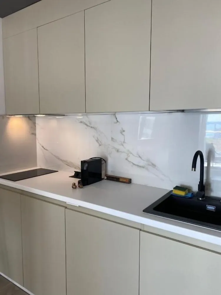 Direct Dezvoltator Promotie Studio 53 mp Comision 0% Mamaia Nord Casa del Mar - Direct Dezvoltator pune la vanzare tip 2 Camere cu o suprafata utila totala de 83 mp dintre care o terasa spatioasa de 17 mp , cu disponibilitati pe fiecare etaj avand preturi diferite . 
Apartamentul este situat intr-un ansamblu construit in anul 2022 fiind compus din 9 etaje .
Pret. parter- 79.000 Euro +TVA
Etaje superioare 115.350 Euro +TVA
 
Cu acces rapid la toate punctele „fierbinți” din Mamaia Nord: Nuba Beach Club, LOFT, Crazy Beach, Fratelli Beach & Club, Breeze, complexul este totuși amplasat optim, fiind ferit de agitație și zgomot, astfel încât să te bucuri de o experiență cât mai relaxantă la malul mării. Apartamentele din Casa del Mar sunt variate, astfel vei putea găsi cu ușurință cea mai bună opțiune pentru tine și familia ta: studiouri și apartamente cu 2 și 3 camere
-Terase generoase ondulate cu spaţii vitrate largi şi vedere către mare;-
Sistem smart house optional;
-Jaluzeleelectrice;
-Centrală termică pe gaz
- 2 băi;
-Parcare subterană şi exterioară;
-Curte comuna generoasa;
-Incălzire înpardoseala și fatad aventilată în blocurile de pe malul marii;
-Piscina in curs de executie.
TERMEN MAXIM FINALIZARE FAZE ALE ANSAMBLULUI 
TERMEN MAXIM FINALIZARE 
Bloc A – Finalizat 2022; 
Bloc B – Finalizat 2020; 
Bloc C – Decembrie 2023; 
Bloc E – Finalizat 2022; 
Bloc F – Martie 2024;