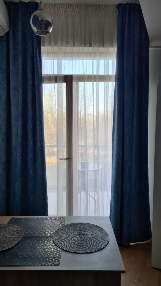 Vand apartament 2 camere decomandate in Mamaia Nord, Navodari - Vand apartament in Mamaia nord ,Navodari, langa cluburi, situat in Twin Residence,vis a vis de Hotel Opera, cu o suprafata utila de 40 m2, compus din:
1 living open space, bucataria integrata in mobilier
1 dormitor
Hol
Baie
Balcon
Constructie noua et 1 situat in villa nr 2 str Lotus, prezinta parcare privata, acces pe baza cartelei, pt mai multe detalii contactati-ma la nr de tel 07******89.