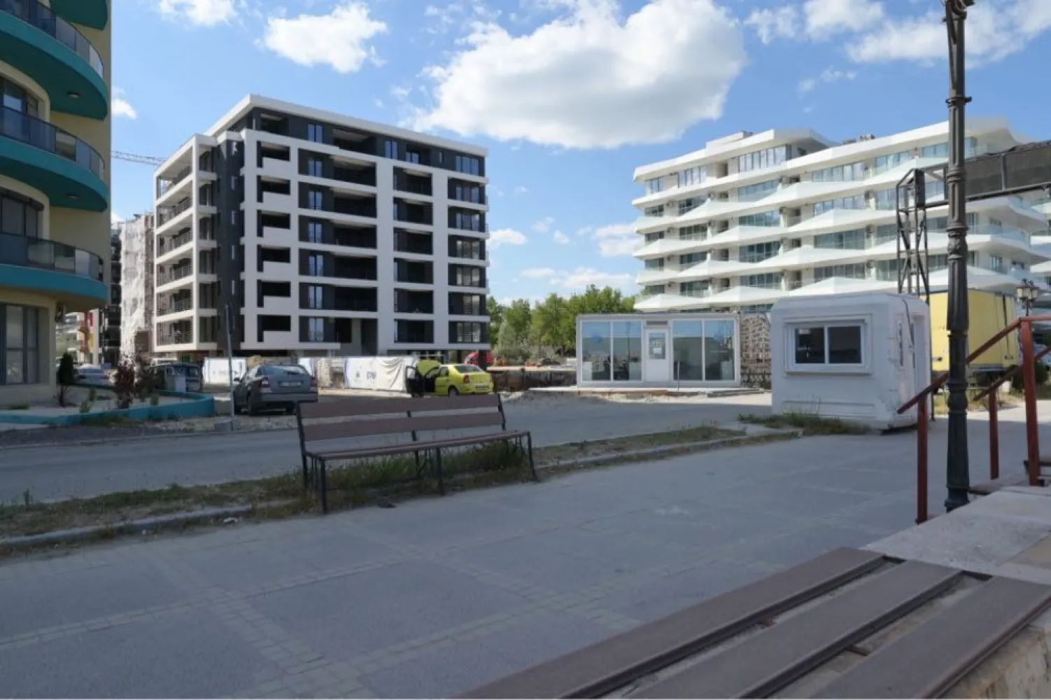 Ag. Eu. vinde Ap. 2 Cam 52 mp Et. 2/4 An 2023 30 m de plaja Mamaia Nord - Agentia Europa vinde apartamentele "la gata" situate in Mamaia Nord, la 30 m de Promenda si plaja D8 , se predau cu urmatoarele dotari:
Imobil conectat la toate utilitatile:
-apa/canalizare publica
-current electric
- Centrala termica individuala in condensatie (gaze)
*pardoseli casa scarii din granit
*lift Schindler 8 persoane ( cu functie : coborare la prima statie in caz de pana curent )
*inaltime camere 2.70-2.75
* Usa de intrare Megadoors Prestige
*Usi interioare Porta Doors Decor sau Vector
*Geamuri gri antracit Salamander cu geam tripan 4 seasons float,
*bai complet utilate
pardoseli din gresie portelanata , vas WC suspendat , cabina de dus sau sistem walk-in
*glafuri din granit
*balcoane, logii largi
+locuri de parcare disponibile
Preturi incepand de la 80000 euro +tva