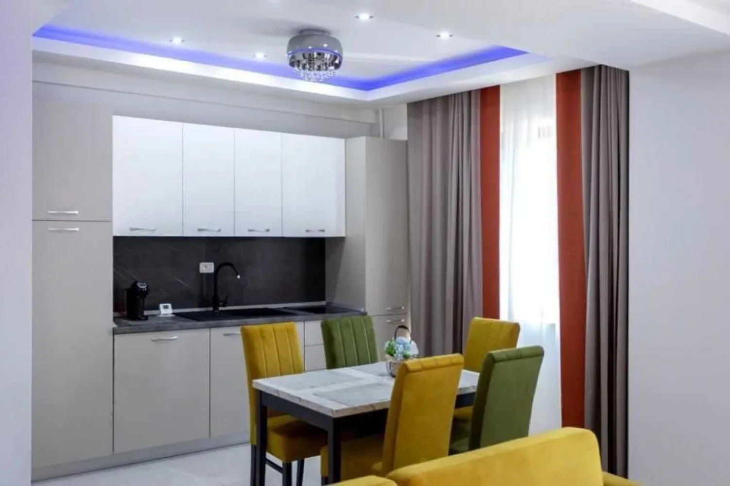 Apartament 2 camere, lux, MAMAIA CENTRAL, vedere la mare și lac - Vă invit să descoperiți un apartament luxos cu 2 camere, având o suprafață generoasă de 65 metri pătrați, situat în prestigiosul bloc ADAMAR RESIDENCE MAMAIA. Excelent poziționat în inima stațiunii Mamaia, acesta este fără îndoială una dintre oferte imobiliare de top din zonă.

Finalizat în 2021, apartamentul vine complet mobilat și echipat cu toate utilitățile necesare. Acesta vă oferă vederi captivante atât la mare, cât și la lac, împreună cu un acces ușor către celebra plajă și cluburile stațiunii. Proprietatea este în prezent închiriată, marcându-se ca o oportunitate excelentă de investiție.

ADAMAR RESIDENCE este un exemplu al calității superioare de construcție și siguranță, cu caracteristici impresionante precum lifturi de top, tâmplărie PVC de înaltă calitate, fațadă ventilată și terase finisate cu gresie pentru exterior și balustrade din sticlă.

Proprietatea vine cu detalii tehnice remarcabile care o diferențiază:
- Structură robustă de beton B450
- Închidere perimetrală a apartamentului din BCA de 30cm
- Sistem termic exterior cu vată minerală bazaltică
- Fațadă ventilată
- Rampă pentru accesul persoanelor cu dizabilități
- Terasă finisată cu gresie pentru exterior și balustrade din sticlă
- Tâmplărie PVC cu profil Salamander
- Geamuri triple Low-E
- Scara placată cu granit cu balustrade din oțel inoxidabil
- Lifturi KLEEMANN de ultimă generație, silențioase și rapide
- Compartimentări interioare BCA
- Tencuieli și șape mecanizate
- Ușă metalică
- Contorizare separată
- Instalații sanitare - PEX
- Instalații electrice - GEWISS
- Termică cu distributor
- Instalație de gaze
- Pregătire pentru aer condiționat în fiecare cameră
- Centrală termică și radiatoare

Prețul de vânzare este de 139.000 euro, ușor negociabil, cu comisionul brokerului inclus. Vă rog să rețineți că prețul nu include un loc de parcare. Sunt deschis să accept plăți în rate sau sume parțiale.

Pentru mai multe detalii sau pentru a programa o vizită, nu ezitați să mă contactați la: +40************32.