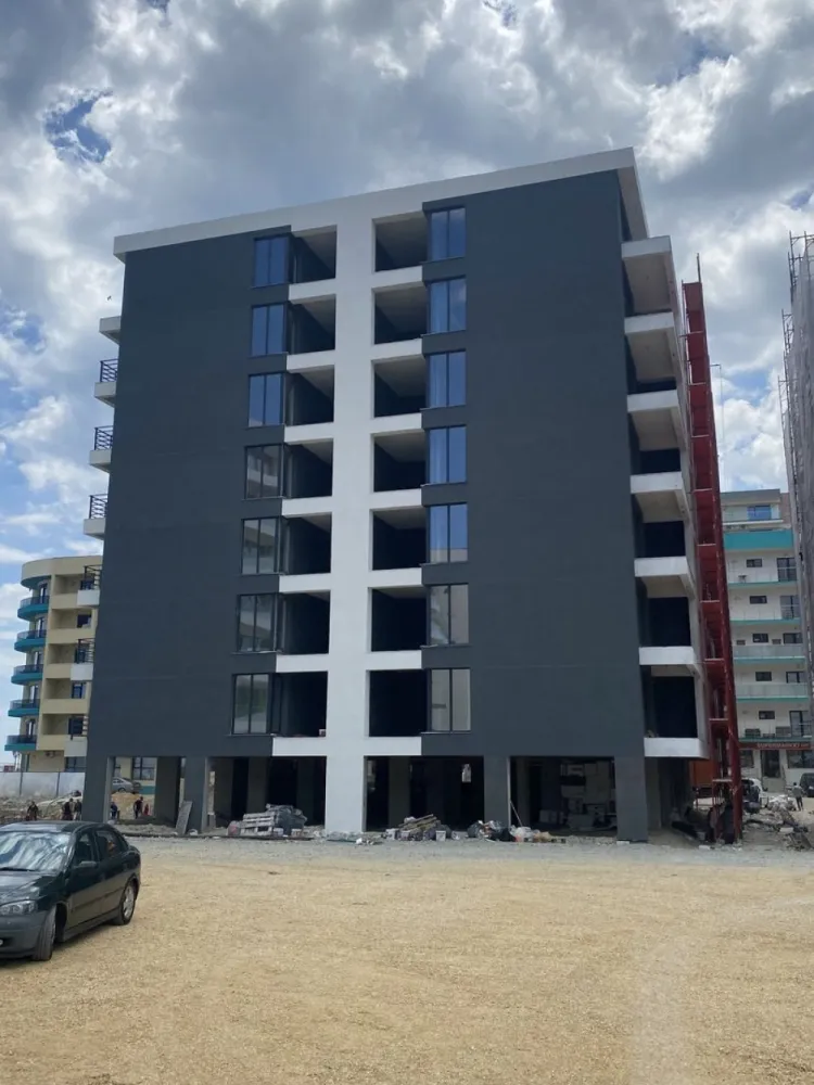 Ag. Eu. vinde Ap. 2 Cam 52 mp Et. 2/4 An 2023 30 m de plaja Mamaia Nord - Agentia Europa vinde apartamentele "la gata" situate in Mamaia Nord, la 30 m de Promenda si plaja D8 , se predau cu urmatoarele dotari:
Imobil conectat la toate utilitatile:
-apa/canalizare publica
-current electric
- Centrala termica individuala in condensatie (gaze)
*pardoseli casa scarii din granit
*lift Schindler 8 persoane ( cu functie : coborare la prima statie in caz de pana curent )
*inaltime camere 2.70-2.75
* Usa de intrare Megadoors Prestige
*Usi interioare Porta Doors Decor sau Vector
*Geamuri gri antracit Salamander cu geam tripan 4 seasons float,
*bai complet utilate
pardoseli din gresie portelanata , vas WC suspendat , cabina de dus sau sistem walk-in
*glafuri din granit
*balcoane, logii largi
+locuri de parcare disponibile
Preturi incepand de la 80000 euro +tva