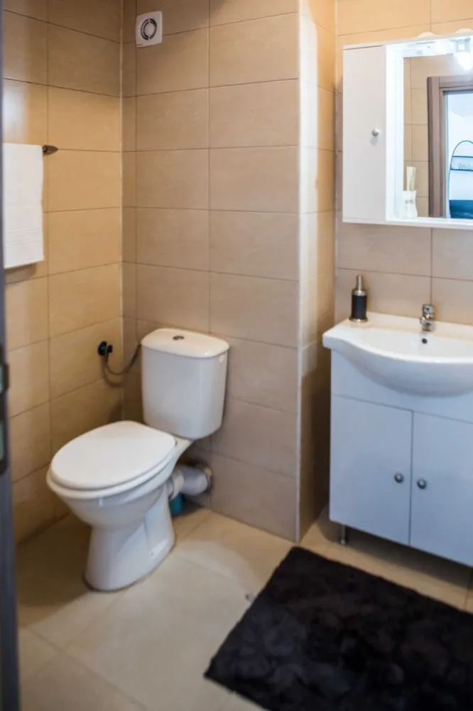 Apartament 2 camere|Vedere la mare|Zona Summerland|Inclus loc de parcare - Apartament 2 camere cu o suprafata construita de 59.51 mp, iar cea uitla de 51.02 avand inclus un balcon 5.33 mp.
Localizat in zona Summerland Mamaia, apartamentul se afla la 50 m de plaja si are vedere frontala catre mare.
El este compus din urmatoarele spatii: un hol, un living cu bucatarie open-space, o baie si un dormitor. Livingul si dormitorul au acces catre un balcon.
Apartamentul se vinde mobilat, exact asa cum se vede in poze si cu urmatoarele dotari: centrala pe gaz, aer conditionat, frigider, masina de spalat rufe, plita pe gaz, hota, cuptor cu microunde, vesela, tacamuri, pahare.
In pretul apartamentului este inclus si un loc de parcare in valoare de 10 000E, intr-o parcare supraetajata aflata la mai putin 50 m de bloc.
Apartamentul se inchiriaza foarte bine in sezon, iar daca se doreste se poate preda pagina de Booking.com, avand nota 9.4.
Proprietatea este vanduta de catre o persoana fizica, fara agentie si nu se aplica nici un comision.
ID: 225639440
Vizualizări: 27

Raportează