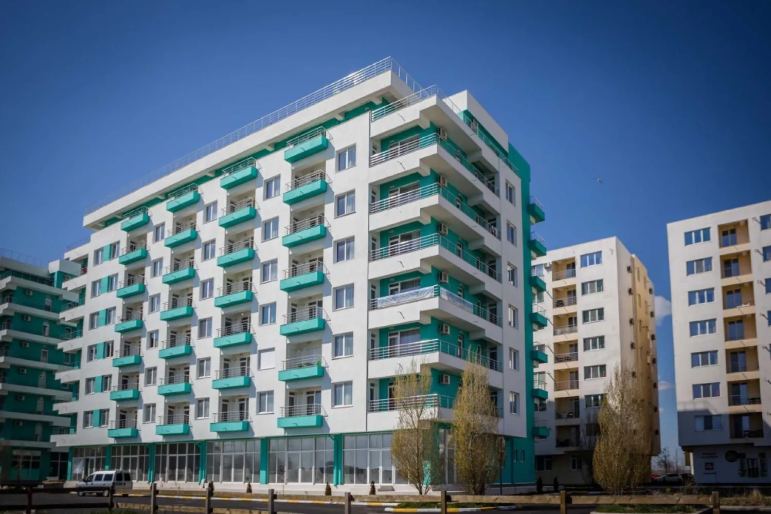 Apartament 2 camere|Vedere la mare|Zona Summerland|Inclus loc de parcare - Apartament 2 camere cu o suprafata construita de 59.51 mp, iar cea uitla de 51.02 avand inclus un balcon 5.33 mp.
Localizat in zona Summerland Mamaia, apartamentul se afla la 50 m de plaja si are vedere frontala catre mare.
El este compus din urmatoarele spatii: un hol, un living cu bucatarie open-space, o baie si un dormitor. Livingul si dormitorul au acces catre un balcon.
Apartamentul se vinde mobilat, exact asa cum se vede in poze si cu urmatoarele dotari: centrala pe gaz, aer conditionat, frigider, masina de spalat rufe, plita pe gaz, hota, cuptor cu microunde, vesela, tacamuri, pahare.
In pretul apartamentului este inclus si un loc de parcare in valoare de 10 000E, intr-o parcare supraetajata aflata la mai putin 50 m de bloc.
Apartamentul se inchiriaza foarte bine in sezon, iar daca se doreste se poate preda pagina de Booking.com, avand nota 9.4.
Proprietatea este vanduta de catre o persoana fizica, fara agentie si nu se aplica nici un comision.
ID: 225639440
Vizualizări: 27

Raportează