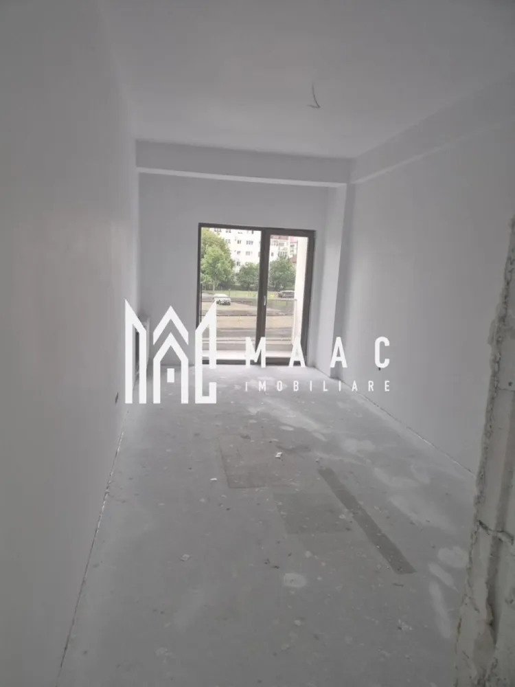 Apartament 2 camere | Decomandat | Etaj 1 | Doamna Stanca - MAAC Imobiliare vă propune spre vânzare un apartament modern cu 2 camere, situat pe strada Doamna Stanca, într-un bloc nou cu regim de înălțime P+3, în Sibiu. Detalii proprietate: Suprafață utilă: 52 mp Etaj: 1 din 3 Compartimentare: decomandat Living generos și luminos cu bucătărie open space Dormitor spațios Baie elegantă Balcon cu acces atât din living, cât și din dormitor – ideal pentru relaxare Loc de parcare inclus Apartamentul este situat într-un bloc nou, într-o zonă în plină dezvoltare, ideală pentru locuit sau investiție. Se predă la cheie, cu finisaje moderne, pregătit pentru a fi locuit imediat, fără investiții suplimentare. Poziționat excelent, în apropierea zonei comerciale și cu acces rapid către toate punctele de interes din oraș. Pentru mai multe informații sau pentru a stabili o vizionare precizati telefonic anuntul cu ID: CP2565521. www.maac.ro Sediu: Str. Oituz , Nr. 12 }}