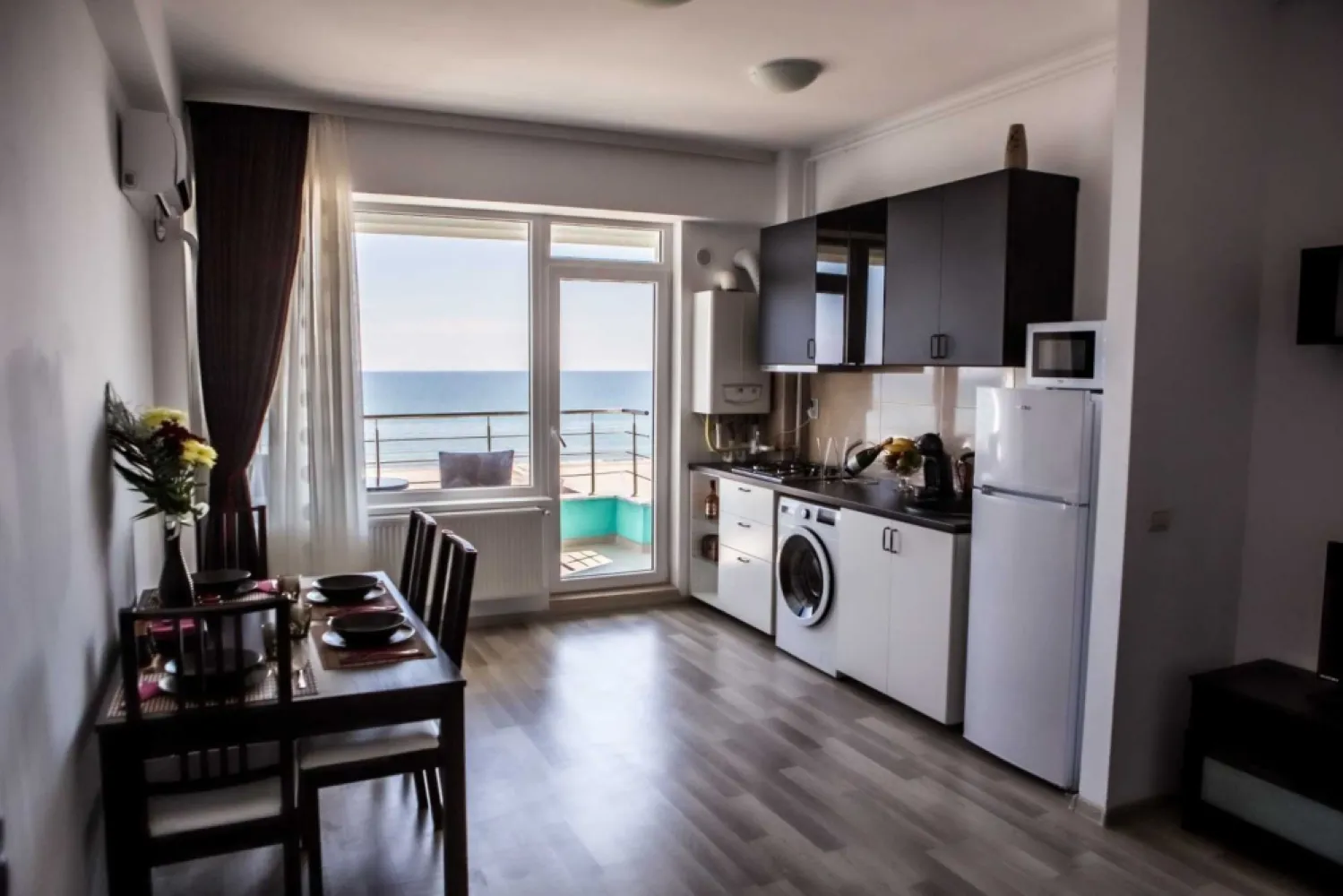 Apartament 2 camere|Vedere la mare|Zona Summerland|Inclus loc de parcare - Apartament 2 camere cu o suprafata construita de 59.51 mp, iar cea uitla de 51.02 avand inclus un balcon 5.33 mp.
Localizat in zona Summerland Mamaia, apartamentul se afla la 50 m de plaja si are vedere frontala catre mare.
El este compus din urmatoarele spatii: un hol, un living cu bucatarie open-space, o baie si un dormitor. Livingul si dormitorul au acces catre un balcon.
Apartamentul se vinde mobilat, exact asa cum se vede in poze si cu urmatoarele dotari: centrala pe gaz, aer conditionat, frigider, masina de spalat rufe, plita pe gaz, hota, cuptor cu microunde, vesela, tacamuri, pahare.
In pretul apartamentului este inclus si un loc de parcare in valoare de 10 000E, intr-o parcare supraetajata aflata la mai putin 50 m de bloc.
Apartamentul se inchiriaza foarte bine in sezon, iar daca se doreste se poate preda pagina de Booking.com, avand nota 9.4.
Proprietatea este vanduta de catre o persoana fizica, fara agentie si nu se aplica nici un comision.
ID: 225639440
Vizualizări: 27

Raportează