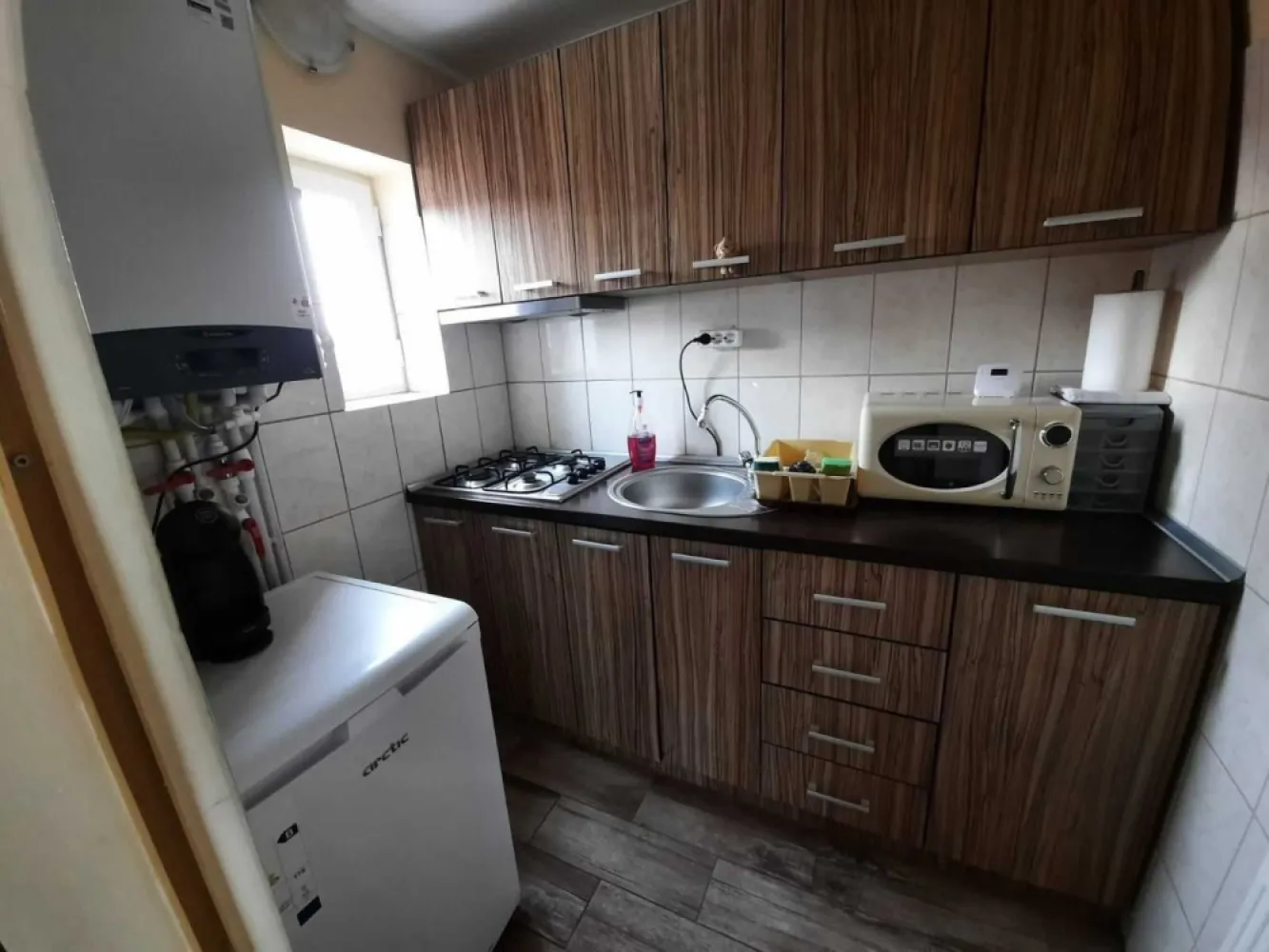 Vand doua apartamente in Mamaia-Nord - Direct proprietar, va propun oferta cumpararii unei afaceri sezoniere la cheie cu vad deja format. Mentionez ca este vorba despre doua apartamente de tip duplex cu intrari separate, ele sunt construite in oglinda si se afla la acelasi etaj.

Un apartament este alcatuit din: sufragerie, dormitor, bucatarie si baie. Acestea au centrala proprie pe gaz, precum si apometre+ contoare separate.

Distanta de la apartamente pana la plaja este foarte mica, se traverseaza strada si se merge drept pana pe plaja, aproximativ 3 minute.

Chiar in fata apartamentelor se afla un mini-market si, la scurta distanta, restaurante precum Scoica Land, La Peste, Hanul Piratilor si magazine precum Lidl, Mega Image si un Supermarket non-stop.

Universitatea Ovidius se afla la o distanta de 20 de minute cu masina sau prin transport in comun, statia de autobuz JTA fiind foarte aproape de aparatmente, se merge in jur de 3-4 minute pe jos.

Un aspect important ar fi faptul ca se vand doar impreuna.

Rog si ofer seriozitate.
Pentru detalii: 07******21