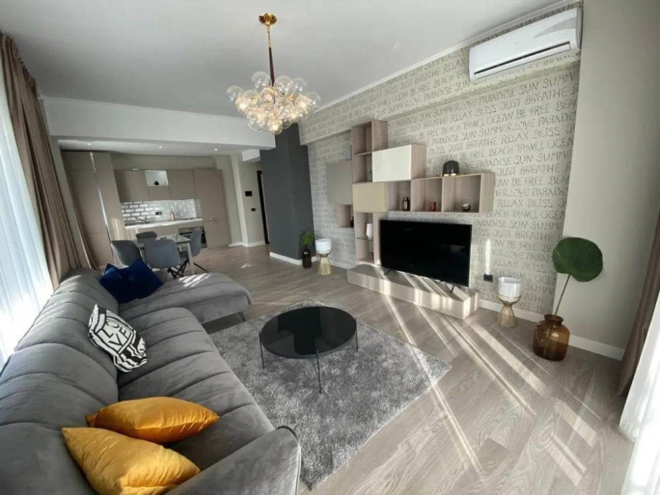 Apartament 3 camere 90 mp + Terasa 50 Comision 0 Mamaia Nord Lac Dezvoltator - Direct Dezvoltator pune la vanzare tip apartament 3 camere cu o suprafata utila totala de 140 mp dintre care o terasa spatioasa de 49 mp , cu disponibilitati la parter etaj 2 , 3 , 12, 13 avand preturi diferite . 
Apartamentul este situat intr-un ansamblu construit in anul 2022 fiind compus din 9 etaje .

Pret. parter de 89.000/99.000 Euro +TVA
Etaje superioare 174.250 Euro +TVA

Cu acces rapid la toate punctele „fierbinți” din Mamaia Nord: Nuba Beach Club, LOFT, Crazy Beach, Fratelli Beach & Club, Breeze, complexul este totuși amplasat optim, fiind ferit de agitație și zgomot, astfel încât să te bucuri de o experiență cât mai relaxantă la malul mării. Apartamentele din Casa del Mar sunt variate, astfel vei putea găsi cu ușurință cea mai bună opțiune pentru tine și familia ta: studiouri și apartamente cu 2 și 3 camere
-Terase generoase ondulate cu spaţii vitrate largi şi vedere către mare;-
Sistem smart house optional;
-Jaluzeleelectrice;
-Centrală termică pe gaz
-Parcare subterană şi exterioară;
-Curte comuna generoasa;
-Incălzire înpardoseala și fatad aventilată în blocurile de pe malul marii;
-Piscina in curs de executie.
TERMEN MAXIM FINALIZARE 
Bloc B – Finalizat 2020; 
Bloc A – Finalizat 2022; 
Bloc E – Finalizat 2022; 
Bloc C – Decembrie 2023; 
Bloc F – Martie 2024;