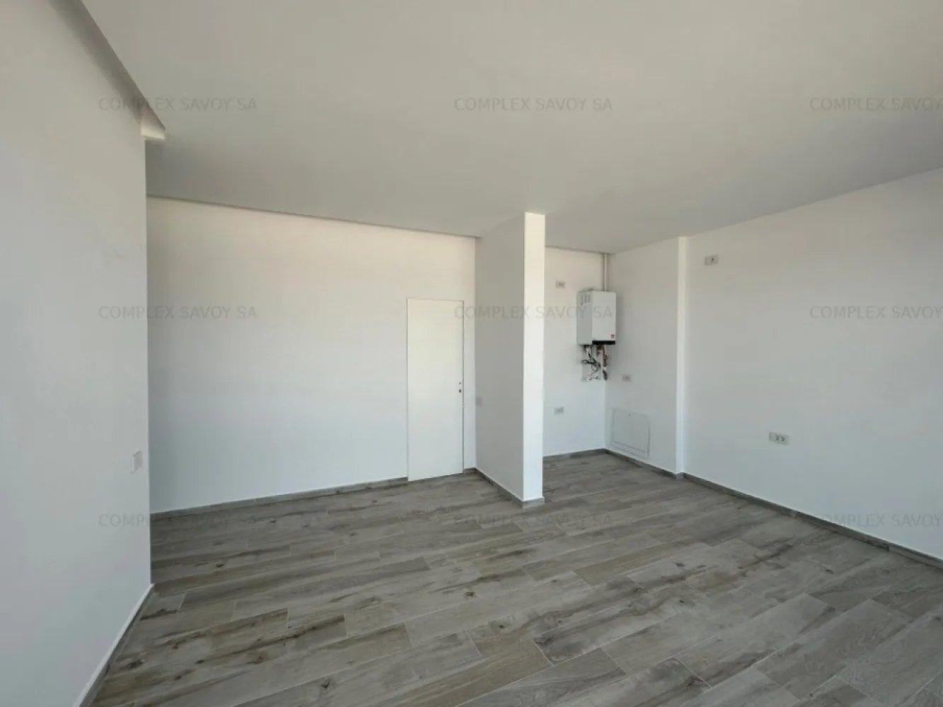 Ag . Eu . vinde Ap. 2 cam 78 mp langa mare direct pe plaja An. 2023 Mamaia - Finisajele de înaltă calitate, designul modern și elegant completează priveliștea spectaculoasă a mării și se armonizează subtil cu textura nisipului.
Fatada este ventilata placata EQUITONE [tectiva], un material pentru faţade ventilate, colorat în masă, cu o suprafață periată, caracterizată de linii fine de șlefuire longitudinală, cu diferențe subtile, naturale, specifice aspectului intrinsec al materialului. Fiecare panel EQUITONE [tectiva] este unic, exprimând textura naturală, interioară a fibrocimentului.
BENEFICII INCLUSE:
Acces la plajă privată de 10.000 mp cu zonă dedicată clienților S Residence, 4 șezlonguri și 1 umbrelă rezervate pentru fiecare apartament.
Servicii de curățenie asigurate 1 dată pe săptămână pe perioada sezonului estival.
Acces gratuit nelimitat la toate evenimentele și activitățile din cadrul resort-ului destinate copiilor, loc de joacă pentru copii de peste 1.500 mp.
1 loc de parcare rezervat pentru fiecare apartament în cadrul parcării private Savoy.
Acces gratuit nelimitat la servicii de concierge în timpul sezonului estival, asigurate la recepția hotelului Savoy.
Acces gratuit nelimitat la anexă dedicată clienților S Residence pentru depozitarea obiectelor personale (prosoape, gonflabile etc).
*Aceste beneficii sunt gratuite în primii 2 ani de la momentul achiziției.*

piese din ceramică, marmură și lemn. Accentele aurii plasate cu atenție pot aduce un plus de stil și distincție fiecărei încăperi.
În spațiul de zi aerisit al apartamentului se observă o delimitare vizuală a zonelor de bucătărie și living prin liniile pereților și mobilier . Viziunea de design conferă fiecărei încăperi un caracter individual. 
Peretele de accent cu irizații aurii aduce un aer modern băii, respectând direcția cromatică din restul apartamentului. Am ales acest detaliu din colecțiile deosebite de plăci Florim, recunoscute pentru finețea și eleganța lor. În baia Rêve d’Or se poate observa modelul Étoile Symphonie din colecția Étoile de Rex.
Terasa superbului apartament înfățișează o vedere panoramică excelentă către plajă. Aceasta este echipată cu balustradă din sticlă și pardoseală flotantă. Proximitatea față de mare