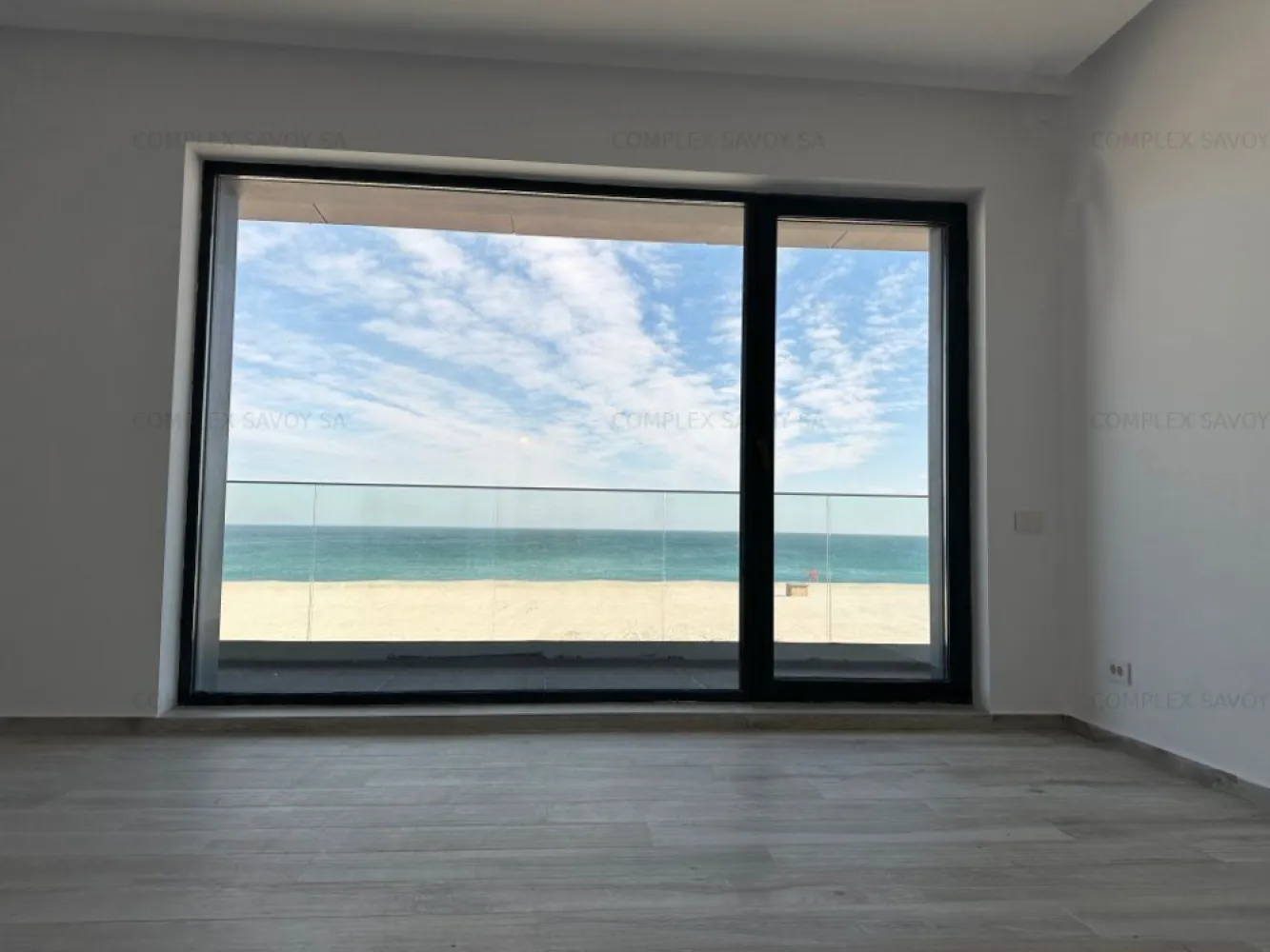 Ag . Eu . vinde Ap. 2 cam 78 mp langa mare direct pe plaja An. 2023 Mamaia - Finisajele de înaltă calitate, designul modern și elegant completează priveliștea spectaculoasă a mării și se armonizează subtil cu textura nisipului.
Fatada este ventilata placata EQUITONE [tectiva], un material pentru faţade ventilate, colorat în masă, cu o suprafață periată, caracterizată de linii fine de șlefuire longitudinală, cu diferențe subtile, naturale, specifice aspectului intrinsec al materialului. Fiecare panel EQUITONE [tectiva] este unic, exprimând textura naturală, interioară a fibrocimentului.
BENEFICII INCLUSE:
Acces la plajă privată de 10.000 mp cu zonă dedicată clienților S Residence, 4 șezlonguri și 1 umbrelă rezervate pentru fiecare apartament.
Servicii de curățenie asigurate 1 dată pe săptămână pe perioada sezonului estival.
Acces gratuit nelimitat la toate evenimentele și activitățile din cadrul resort-ului destinate copiilor, loc de joacă pentru copii de peste 1.500 mp.
1 loc de parcare rezervat pentru fiecare apartament în cadrul parcării private Savoy.
Acces gratuit nelimitat la servicii de concierge în timpul sezonului estival, asigurate la recepția hotelului Savoy.
Acces gratuit nelimitat la anexă dedicată clienților S Residence pentru depozitarea obiectelor personale (prosoape, gonflabile etc).
*Aceste beneficii sunt gratuite în primii 2 ani de la momentul achiziției.*

piese din ceramică, marmură și lemn. Accentele aurii plasate cu atenție pot aduce un plus de stil și distincție fiecărei încăperi.
În spațiul de zi aerisit al apartamentului se observă o delimitare vizuală a zonelor de bucătărie și living prin liniile pereților și mobilier . Viziunea de design conferă fiecărei încăperi un caracter individual. 
Peretele de accent cu irizații aurii aduce un aer modern băii, respectând direcția cromatică din restul apartamentului. Am ales acest detaliu din colecțiile deosebite de plăci Florim, recunoscute pentru finețea și eleganța lor. În baia Rêve d’Or se poate observa modelul Étoile Symphonie din colecția Étoile de Rex.
Terasa superbului apartament înfățișează o vedere panoramică excelentă către plajă. Aceasta este echipată cu balustradă din sticlă și pardoseală flotantă. Proximitatea față de mare