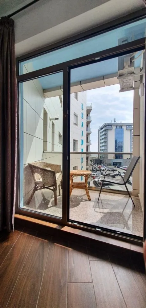 Studio de vanzare 40 mp Et. 3/4 Mamaia nord Twin Rezidence aproape de plaja - Agentia Europa ofera spre vanzare apartament decomandat cu vedere la mare, situat in Mamaia Nord, zona Opera, in apropierea cluburilor Loft, Nuba, etc situat la etajul 3/4 intr-un ansamblu rezidential construit in anul 2017 numit Twin Rezidence .
 Locuinta este mobilata si utilata pana la cel mai mic detaliu cu mobilier si obiecte de cea mai buna calitate. Pozitionat pe partea cu marea, (aprox. 50 m fata de plaja) in zona VIP, complexul beneficiaza de parcare privata cu bariere, lift silentios, supraveghere video interior - exterior.
Strada asfaltata , infrastructura finalizata, fara santiere sau terenuri virane. centrala termica gaze individuala, AC inverter, contorizare individuala.... toate dotarile necesare . Pretabil pentru inchiriere in regim hotelier sau casa de vacanta. 
Se vinde mobilat si utilat, astfel incat va aduceti doar hainele si va puteti bucura de noua dvs casa de pe malul marii. 
Costuri de administrare si intretinere mici. 
Acte la zi, disponibil imediat