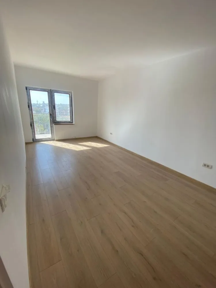 Casa P+1 Tip Duplex de vanzare 120 mp An 2023 Constanta Comuna Lumina - 4 Case de vanzare de tip duplex, aflate in Com Lumina intr o zona linistita, recent finalizate la cheie și racordate la toate utilitățile, casele au suprafața utila de 120 mp- parter plus etaj, fiecare casa are spațiu de parcare in fata casei și terasa privată in spate pentru grătar , structura de rezistența a caselor este foarte solida, temelia are 1,70 m adâncime, casele au acoperiș din tigla ceramica, bazie din lemn natural finisat și lăcuit, balustrade din fier forjat