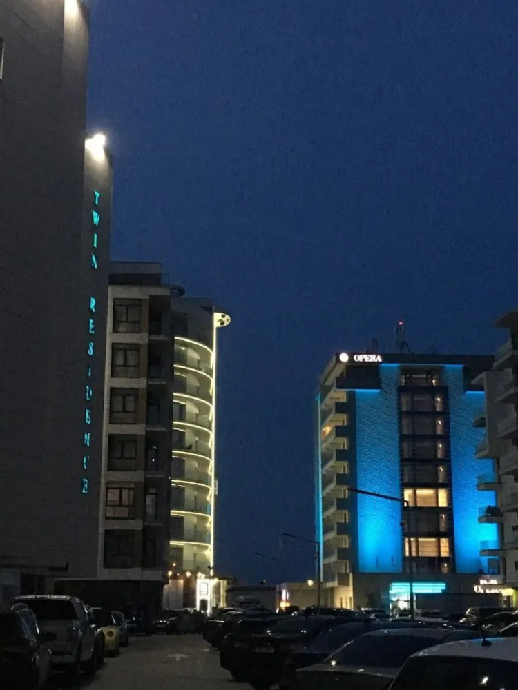 Studio de vanzare 40 mp Et. 3/4 Mamaia nord Twin Rezidence aproape de plaja - Agentia Europa ofera spre vanzare apartament decomandat cu vedere la mare, situat in Mamaia Nord, zona Opera, in apropierea cluburilor Loft, Nuba, etc situat la etajul 3/4 intr-un ansamblu rezidential construit in anul 2017 numit Twin Rezidence .
 Locuinta este mobilata si utilata pana la cel mai mic detaliu cu mobilier si obiecte de cea mai buna calitate. Pozitionat pe partea cu marea, (aprox. 50 m fata de plaja) in zona VIP, complexul beneficiaza de parcare privata cu bariere, lift silentios, supraveghere video interior - exterior.
Strada asfaltata , infrastructura finalizata, fara santiere sau terenuri virane. centrala termica gaze individuala, AC inverter, contorizare individuala.... toate dotarile necesare . Pretabil pentru inchiriere in regim hotelier sau casa de vacanta. 
Se vinde mobilat si utilat, astfel incat va aduceti doar hainele si va puteti bucura de noua dvs casa de pe malul marii. 
Costuri de administrare si intretinere mici. 
Acte la zi, disponibil imediat