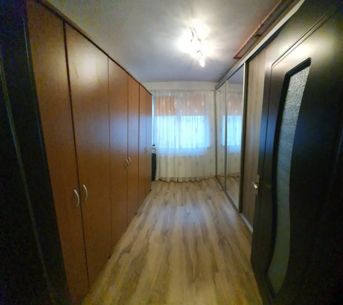 ageuropa.ro vinde VILA NOUA cu 4 cam. in POPESTI, Dimitrie Leonida. - Agenția EUROPA vinde VILA NOUA , insiruita capat, P+1+pod
4 camere, gata de mutat la 10 min.distanta fata de metrou.

Parter: living deosebit, bucatarie inchisa cu iesire in curte, grup sanitar.

Etaj: 1 dormitoare si un dressing mare care poate fi amenajat ca al3lea dormitor si o baie cu geam.

Pod: nu este amenajat dar este utilizabil ca si spatiu de depozitare.

Vila are in dotare toate utilitatile: centrala proprie pe gaz, aer conditionat.