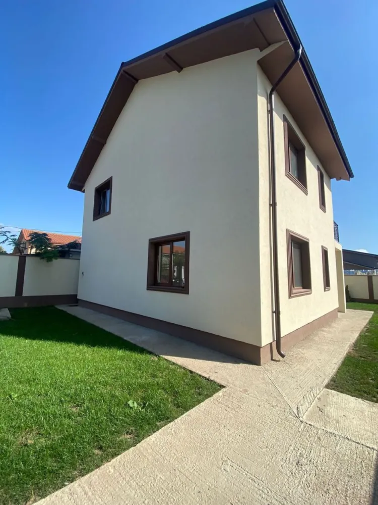 Casa P+1 de vanzare 160 MP An 2023 Predare la cheie Constanta Lumina - Agentia Europa doreste sa va puna la dispozitie o casa de vanzarre in comuna Lumina , finalizata 2023 , cu predare la cheie , amplasată pe colț, deschidere la doua străzi late , racordată la toate utilitățile ,suprafața construită 160 mp, finisaje de calitate, balustrade de fier forjat interior-exterior , loc de parcare betonat in curte, gard din beton și fier forjat.
Acoperis tabla Bilka .