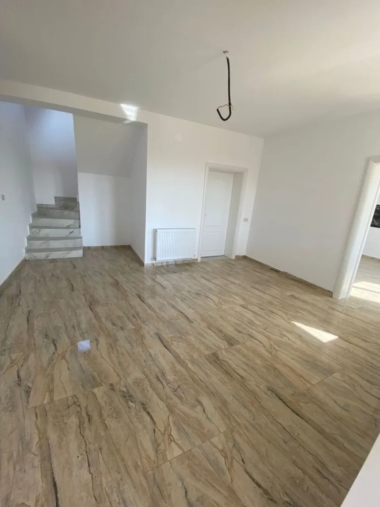Casa P+1 de vanzare 160 MP An 2023 Predare la cheie Constanta Lumina - Agentia Europa doreste sa va puna la dispozitie o casa de vanzarre in comuna Lumina , finalizata 2023 , cu predare la cheie , amplasată pe colț, deschidere la doua străzi late , racordată la toate utilitățile ,suprafața construită 160 mp, finisaje de calitate, balustrade de fier forjat interior-exterior , loc de parcare betonat in curte, gard din beton și fier forjat.
Acoperis tabla Bilka .