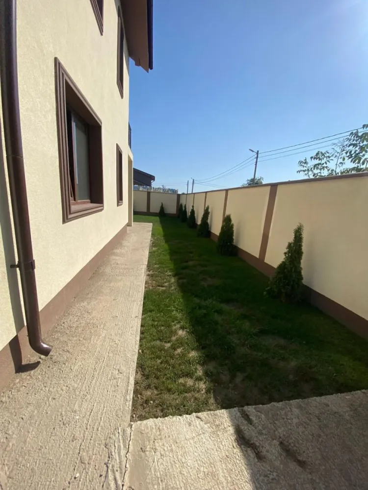 Casa P+1 de vanzare 160 MP An 2023 Predare la cheie Constanta Lumina - Agentia Europa doreste sa va puna la dispozitie o casa de vanzarre in comuna Lumina , finalizata 2023 , cu predare la cheie , amplasată pe colț, deschidere la doua străzi late , racordată la toate utilitățile ,suprafața construită 160 mp, finisaje de calitate, balustrade de fier forjat interior-exterior , loc de parcare betonat in curte, gard din beton și fier forjat.
Acoperis tabla Bilka .