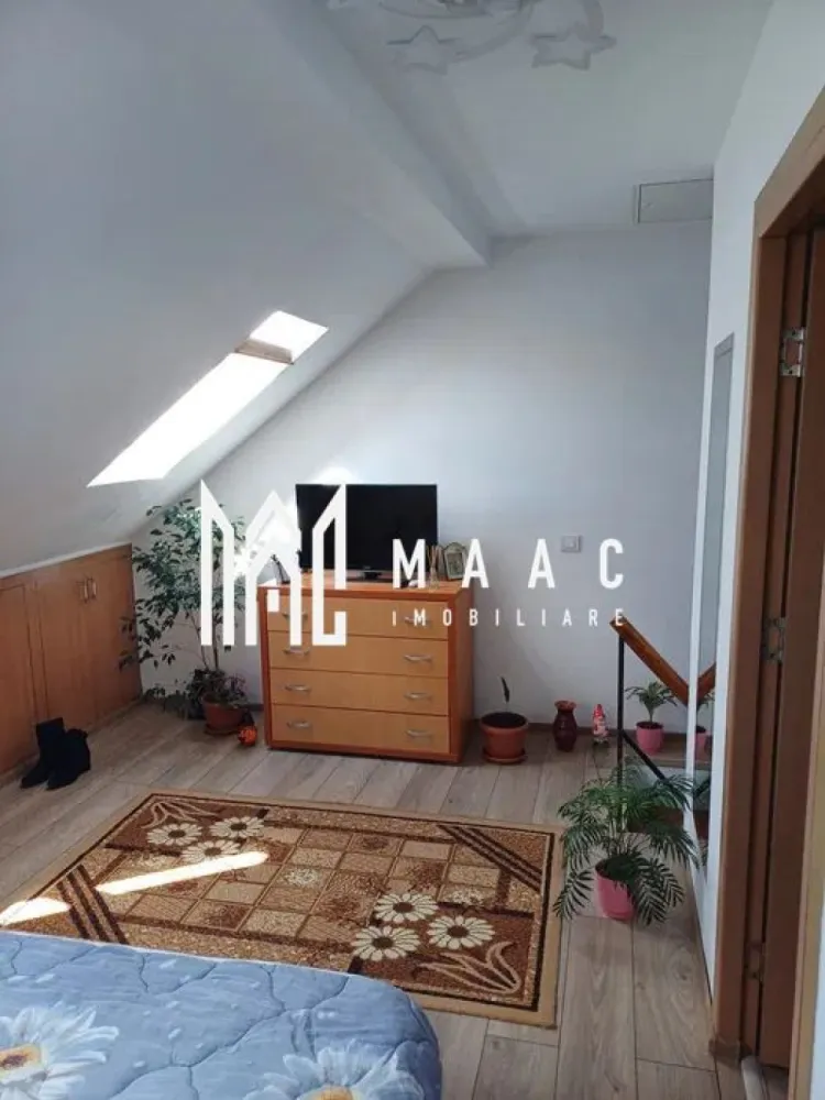 Aprtament 3 camere | Hipodrom 4 | 62mpu - MAAC Imobiliare vă propune spre vânzare un apartament cochet la mansardă, situat în Sibiu, renovat complet și pregătit să devină noul dumneavoastră cămin! Suprafață utilă: 62 mp Suprafața utilă se regăsește în CF. Compartimentare practică pe 2 niveluri Compartimentare: Primul nivel: Hol la intrare Living + Bucătărie Open Space Cămară Baie Al doilea nivel: 2 camere semidecomandate Dotări și finisaje: Centrală termică proprie Aer condiționat Parchet, gresie, faianță Renovat complet în 2024 Se vinde complet mobilat și utilat, fără bătăi de cap la mutare Poziționare într-o zonă accesibilă din Sibiu 📞 Contactează echipa MAAC Imobiliare pentru mai multe detalii sau pentru a programa o vizionare, menționează CP2560778! }}