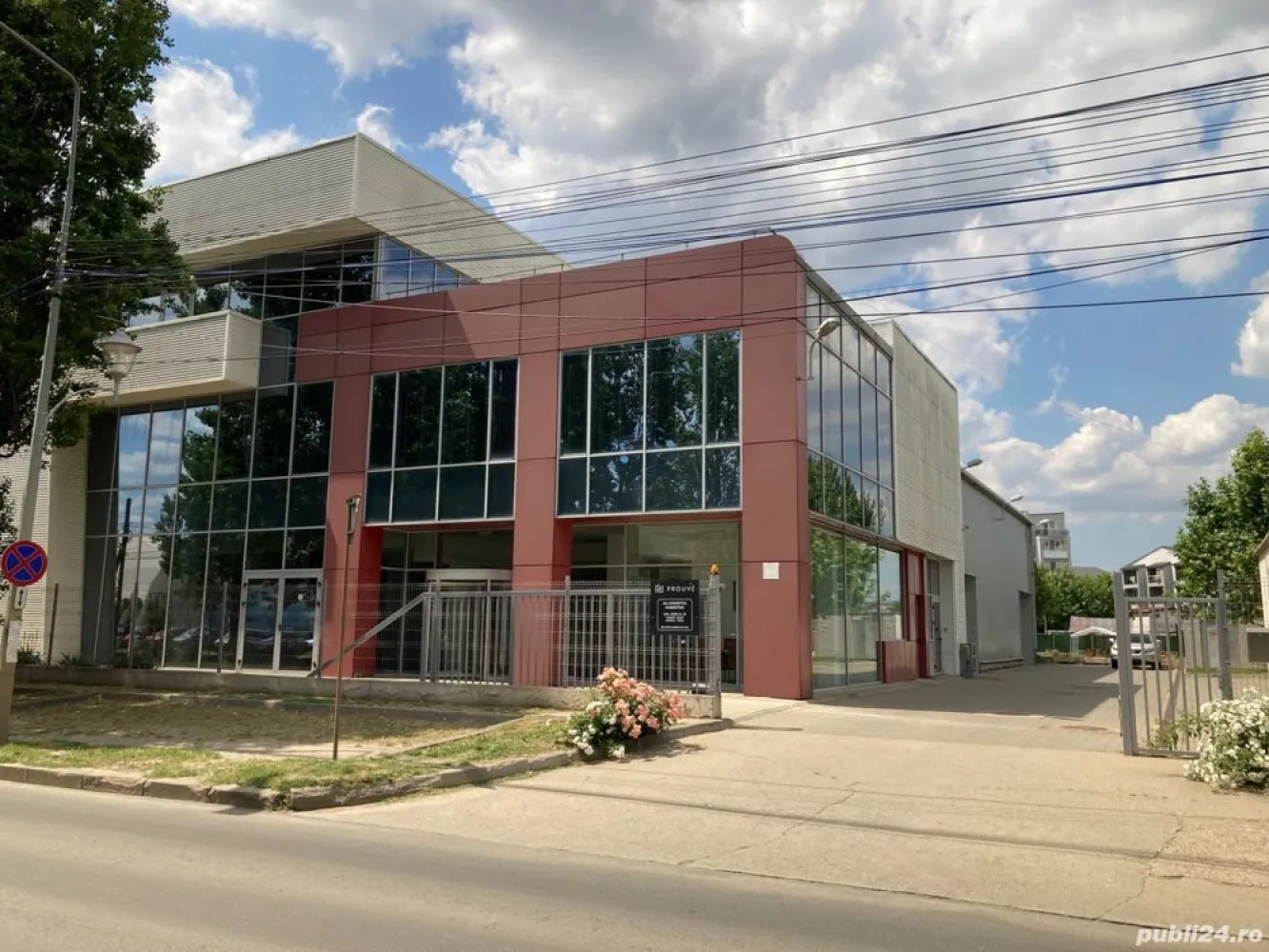 Spatiu comercial Birouri Depozit,1532 mp utili, aut. ISU, 2001 mp teren, aprop. metrou, proprietar - Vânzare imobil birouri clasa A + depozit, cu deschidere directă la Bulevardul Metalurgiei, compus din două corpuri care comunică între ele. Clădirea este proiectata si construita ca sediu pentru o firmă de vânzări online, cu call-center, sală de conferinte, săli pentru întâlniri cu clientii, showroom si spatiu pentru depozitarea produselor.
- corpul A: birouri showroom spatiu comercial P+2, 928 mp utili
- corpul B: depozit spatiu comercial, 604 mp utili, 9 m inaltime. Poate fi usor transformat in birouri.
Parterul (A+B) are o suprafata utila totala de 902 mp, etajul 1 din corpul A are o suprafata utila de 305 mp, iar etajul 2 din corpul A are o suprafata utila de 325 mp.
Imobilul este într-o stare impecabilă, construit în conformitate cu toate standardele, aproape de metrou (maxim 7 min de mers pe jos), are toate avizele (inclusiv ISU), post trafo propriu, răcire prin chiller si încălzire prin centrală termică (costuri foarte mici cu utilitatile), sală de conferinte cu 80 locuri si dotari audio-video profesionale, internet prin fibră optică, centrală telefonică cu call center, alarme de incendiu si antiefractie cu monitorizare, birouri mobilate modern, placări cu piatră naturală si lemn, mai multe grupuri sanitare (inclusiv pentru persoanele cu dizabilităti), depozit cu toate facilitătile (podea cu răsină epoxidică, trape de fum automate, sistem de încălzire cu ventiloconvectoare, etc.), care se poate transforma foarte usor în spatiu pentru birouri sau spatiu comercial, acces TIR, parcare pentru circa 20 autoturisme, teren 2001 mp (cu deschidere 40 m la Bulevardul Metalurgiei).
Pret vânzare 2.400.000 EUR. Cladirea este inchiriata, deci poate fi de interes pentru potentialii investitori. Pentru detalii suplimentare sau planuri complete, vă rugăm să ne contactati telefonic.